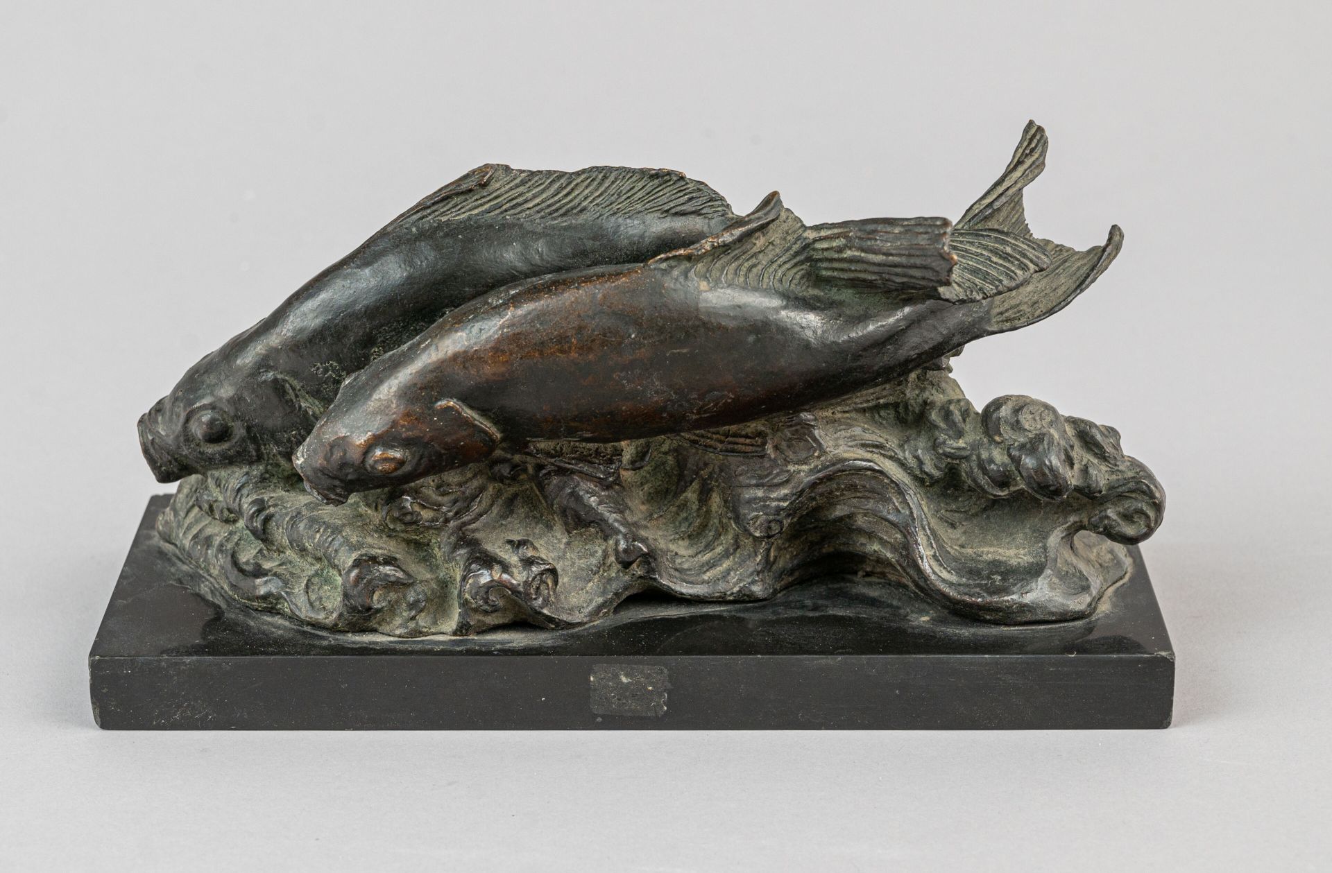 Null 青铜组，日本明治时期（1868-1912 年）
表现双鱼在波涛汹涌的海浪中游动，深色铜锈，长方形黑色大理石底座。
H.13 厘米 - 25 厘米