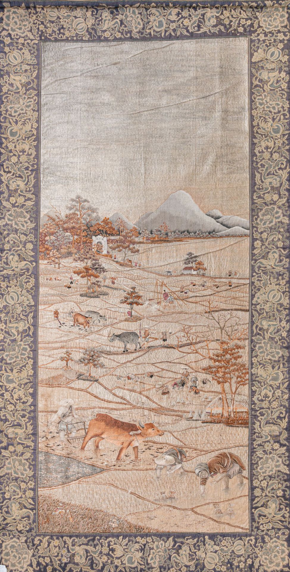 Null 大型刺绣丝绸挂件，印度支那/越南，20 世纪早期
作品以灰色和棕色为主色调，描绘了一幅大型风景画，画中有在水牛的帮助下在稻田里劳作的男女，左侧是一个石&hellip;