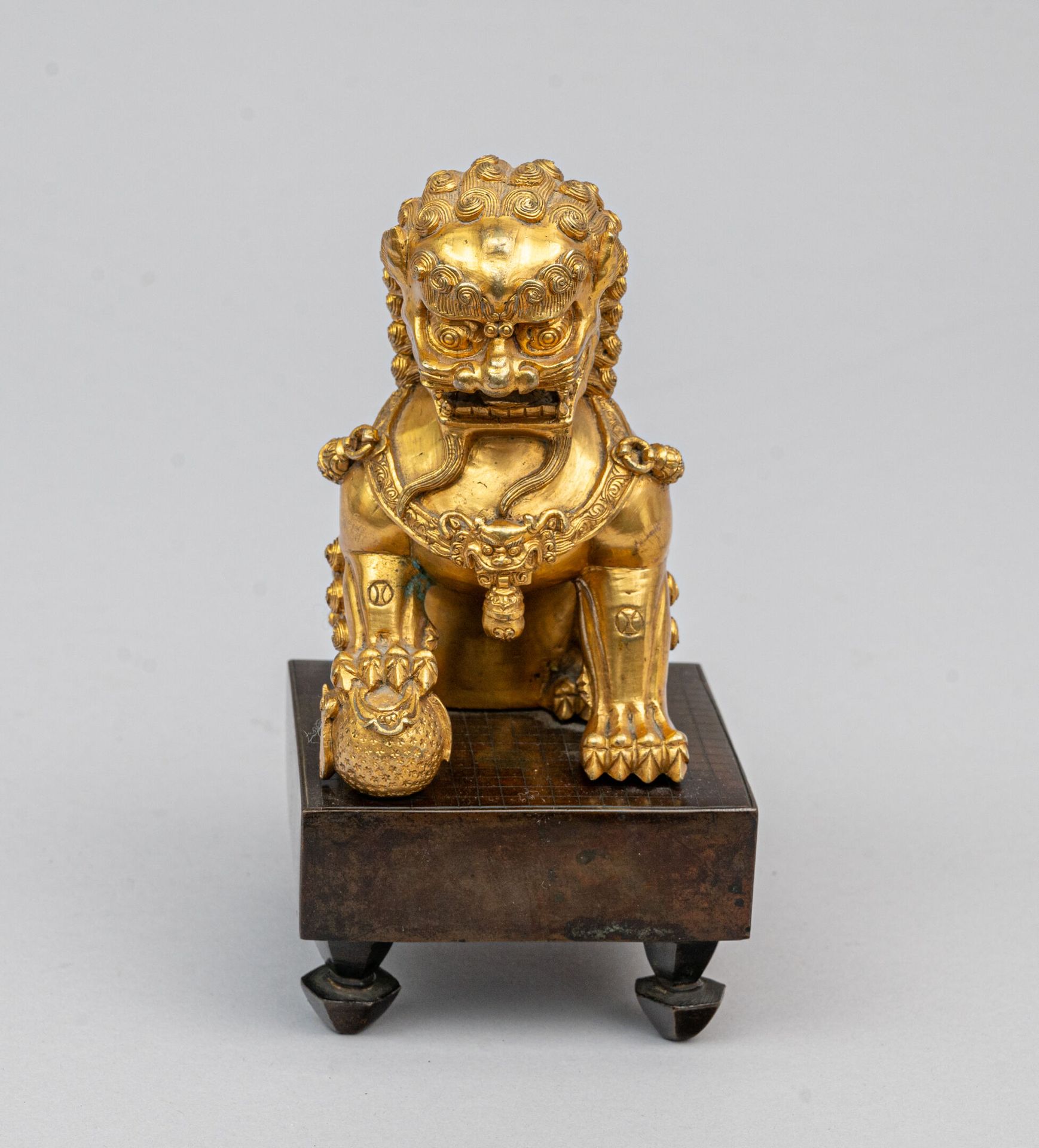 Null Lion bouddhique en bronze doré, Chine, dynastie Qing, XIXe siècle
Assis, un&hellip;