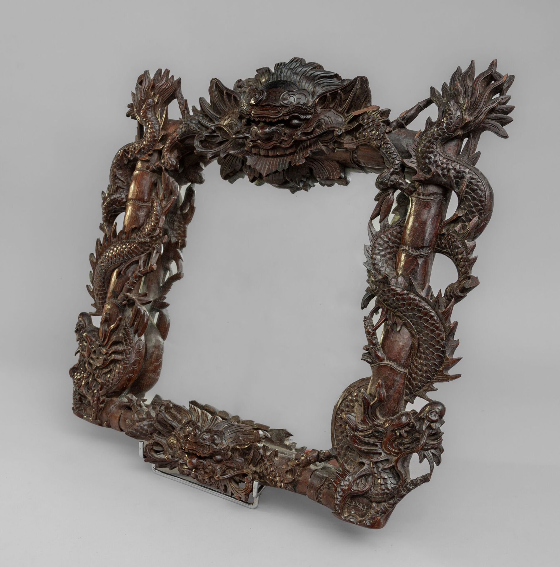 Null 带木框的镜子，印度支那/越南，19 世纪末/20 世纪初
镜框模仿一根大竹竿，竹竿两侧各有一条龙缠绕，上端点缀着一个大龙头，下端点缀着一个小龙头。有缺&hellip;