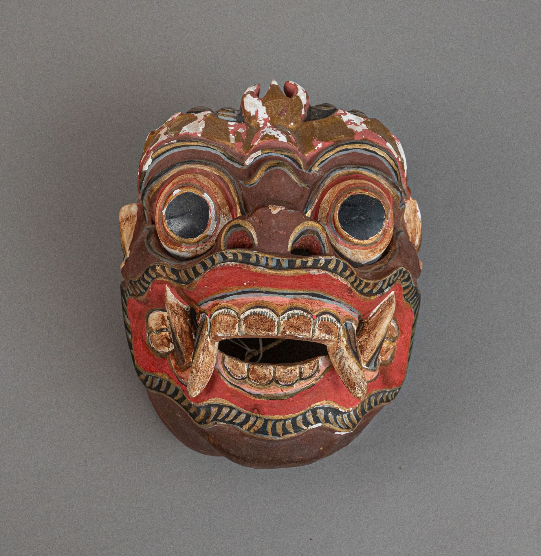 Null 多色木制托彭戏剧面具，印度尼西亚巴厘岛
代表玛丽卡，棕色皮肤，突出的眼睛和獠牙。 
有缺口和磨损
H.20 厘米 - 17 厘米