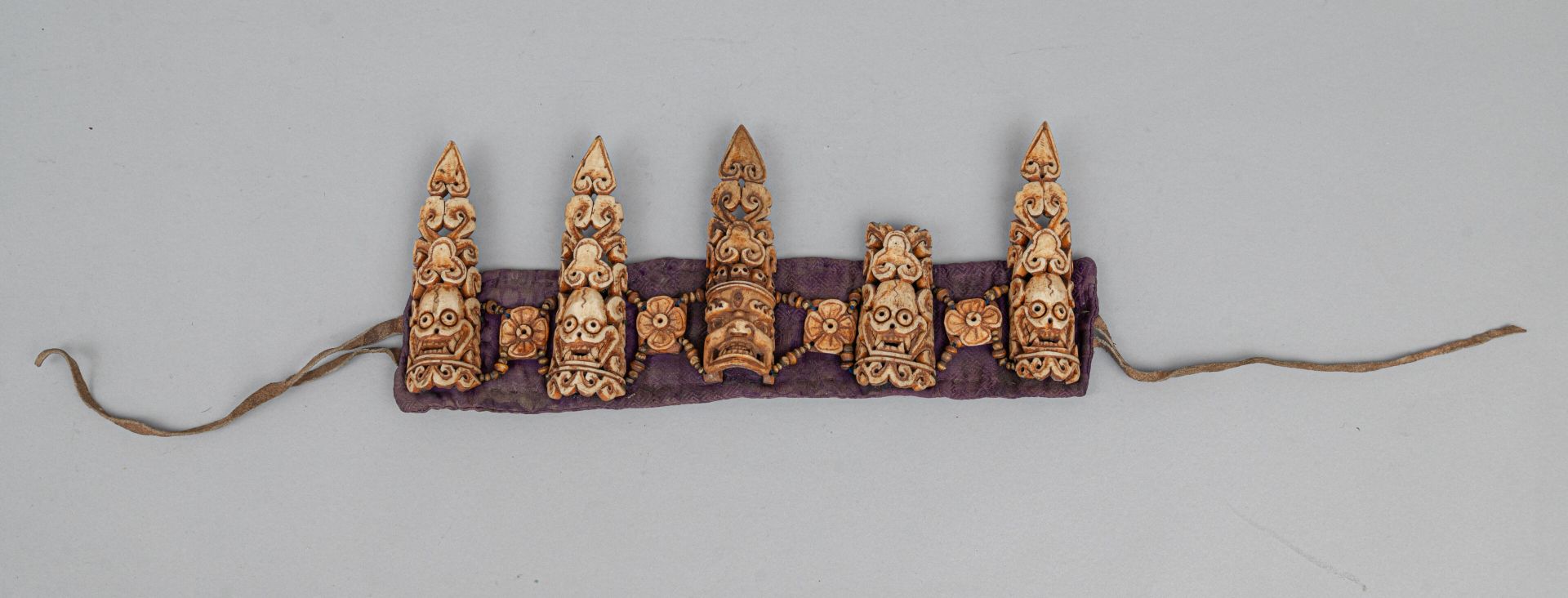 Null 祭祀骨冠，西藏，19 世纪末/20 世纪初
由五块大板组成，其中四块刻有头骨（citipati），第五块刻有神的面孔，所有板的上方都有卷轴，与四块刻有&hellip;
