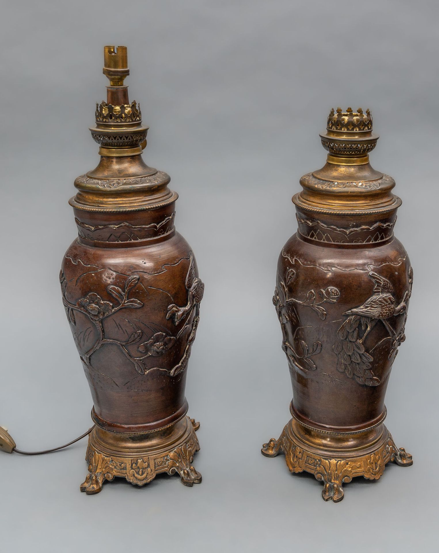 Null 一对青铜花瓶，日本，明治时期（1868-1912 年）
浮雕孔雀和牡丹装饰，安装为灯具
H.32 厘米（不含框架）--总高 42.5 厘米