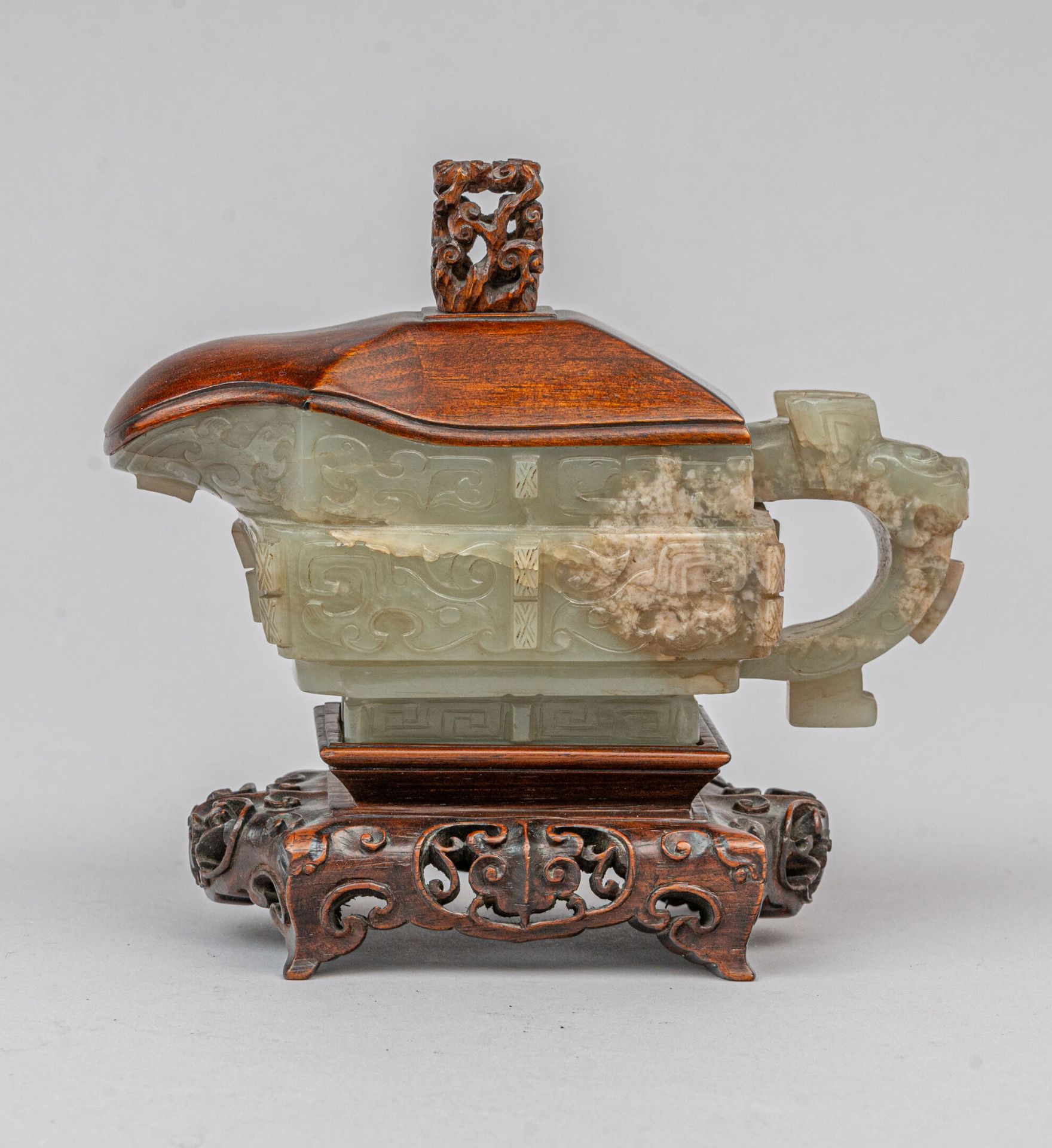 Null Brocca in giada celadon, yi, Cina, fine XIX/inizio XX secolo
Di sezione ret&hellip;