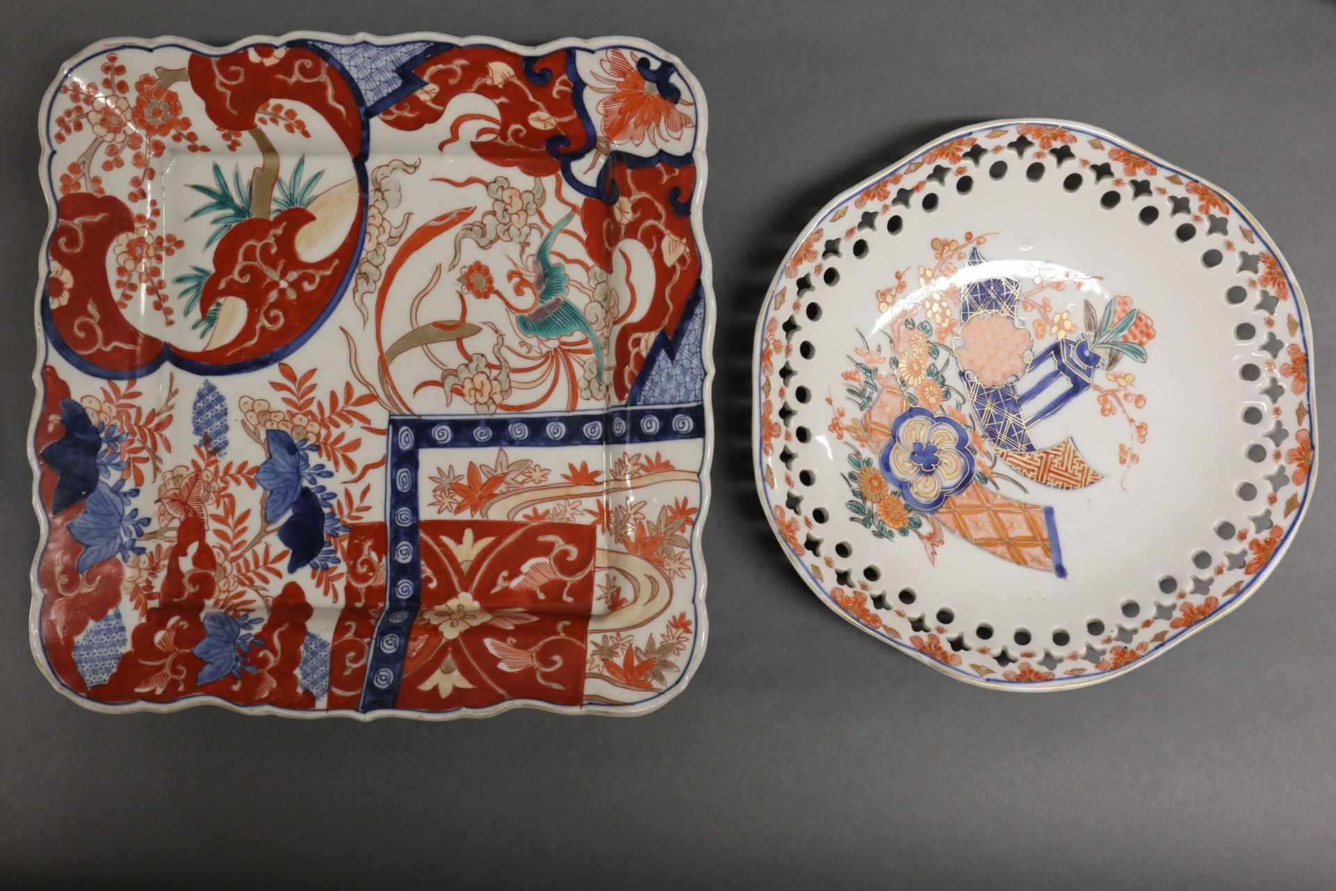 Null 两个伊万里瓷盘，日本，19 世纪
两件瓷盘均以蓝色釉下彩和红色、绿色及金色珐琅彩装饰，其中一件为方形，带扇形边，饰以风格化的花朵和几何图案，并有徽章和&hellip;
