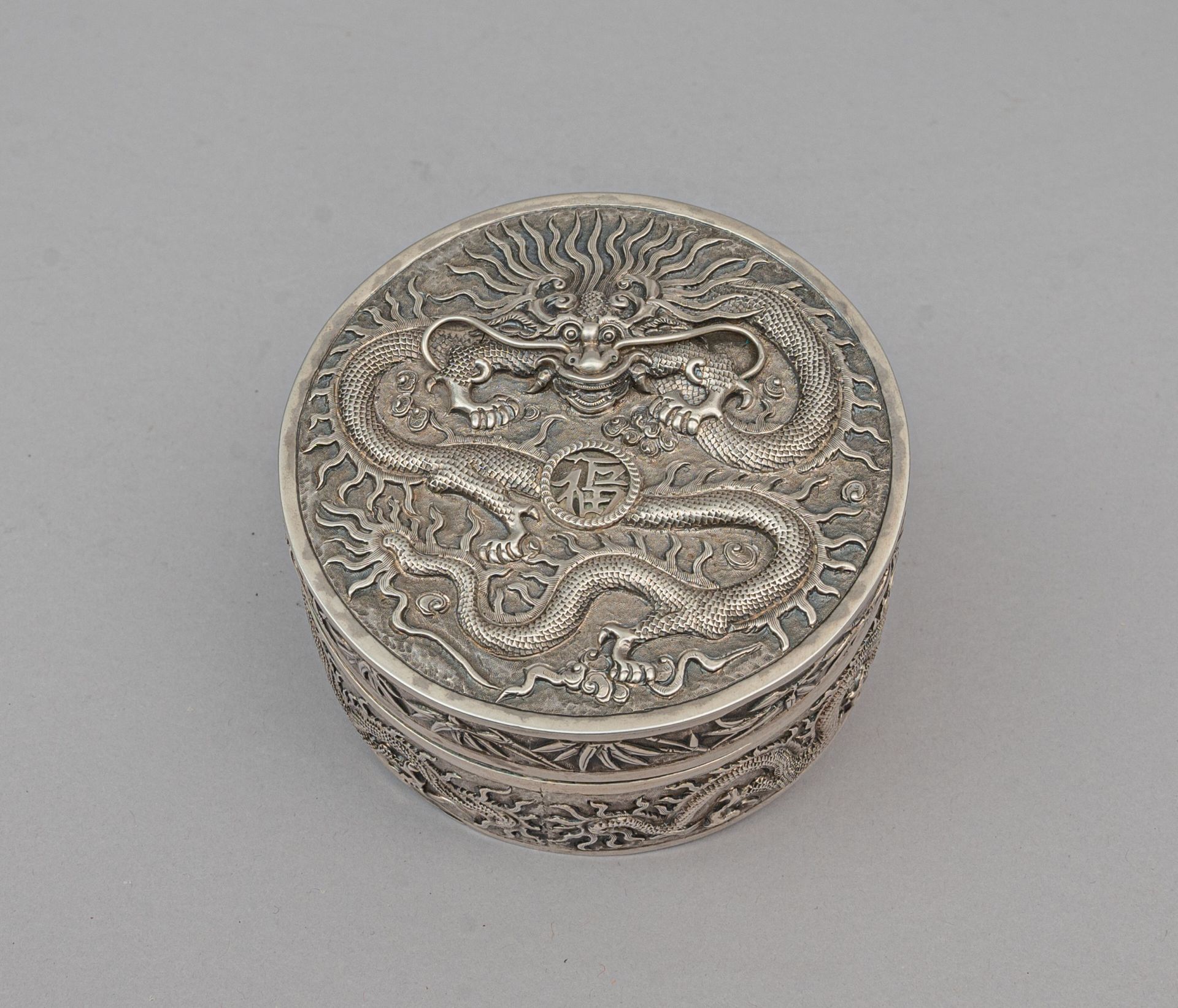 Null Piccola scatola d'argento, Indocina/Vietnam, fine XIX/inizio XX secolo
Roto&hellip;