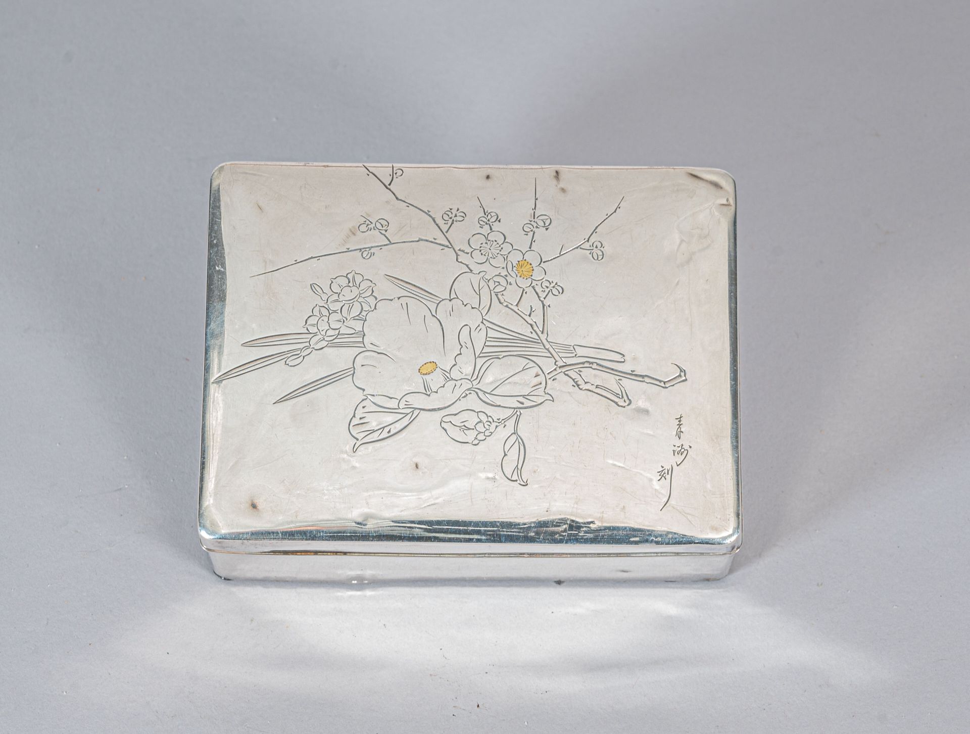 Null 银质（800°/°°）烟盒和烟盒，日本，明治时期（1868-1912年）
烟盒上刻有镶嵌装饰（各种金属），图案是一位妇女在河前（在盒盖内外），外侧署名&hellip;