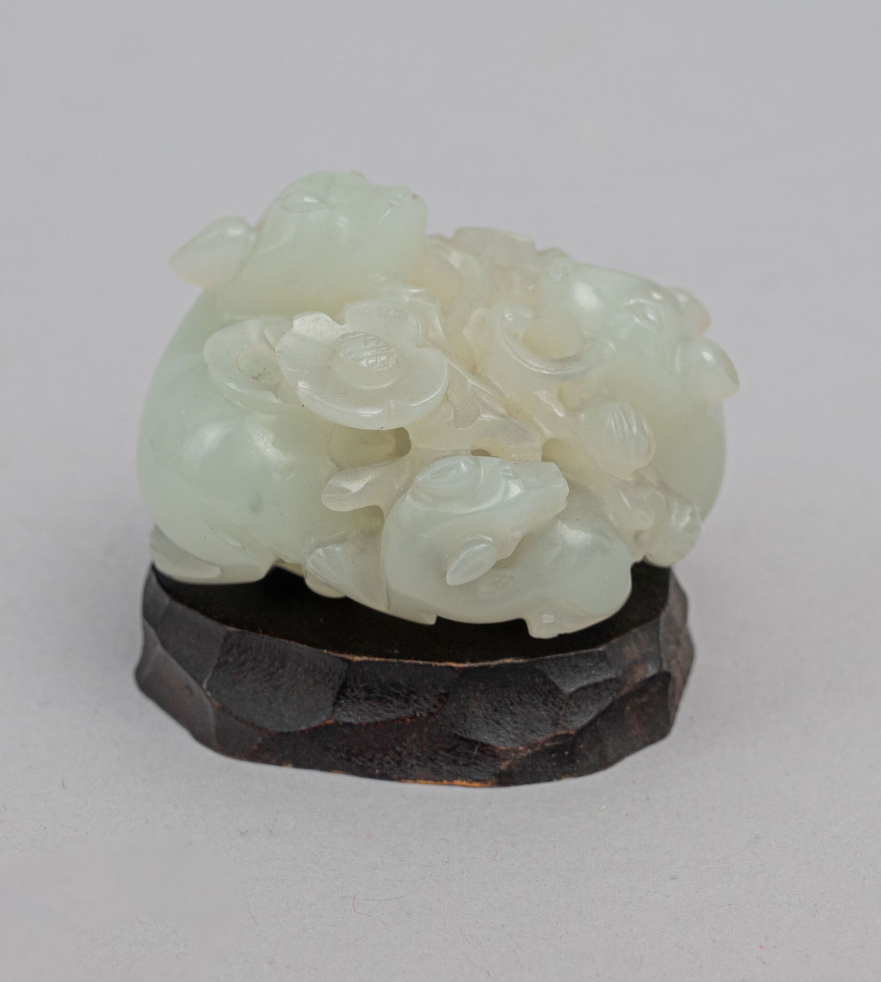 Null Groupe de daims en jade céladon pâle, Chine, fin du XIXe/début du XXe siècl&hellip;