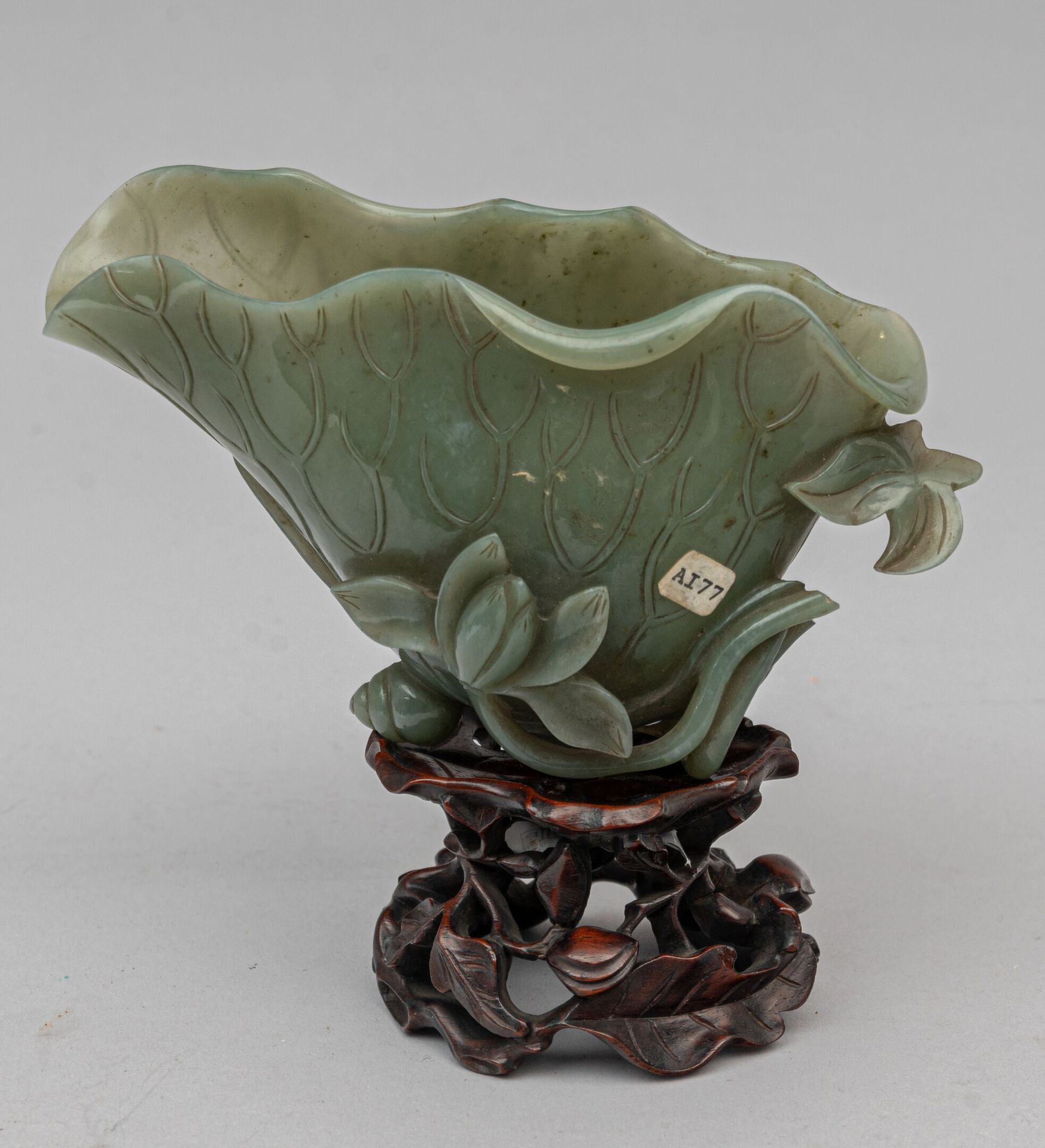 Null Coupe ou rince-pinceau en jade (néphrite) céladon Chine, XVIIIe/XIXe siècle&hellip;