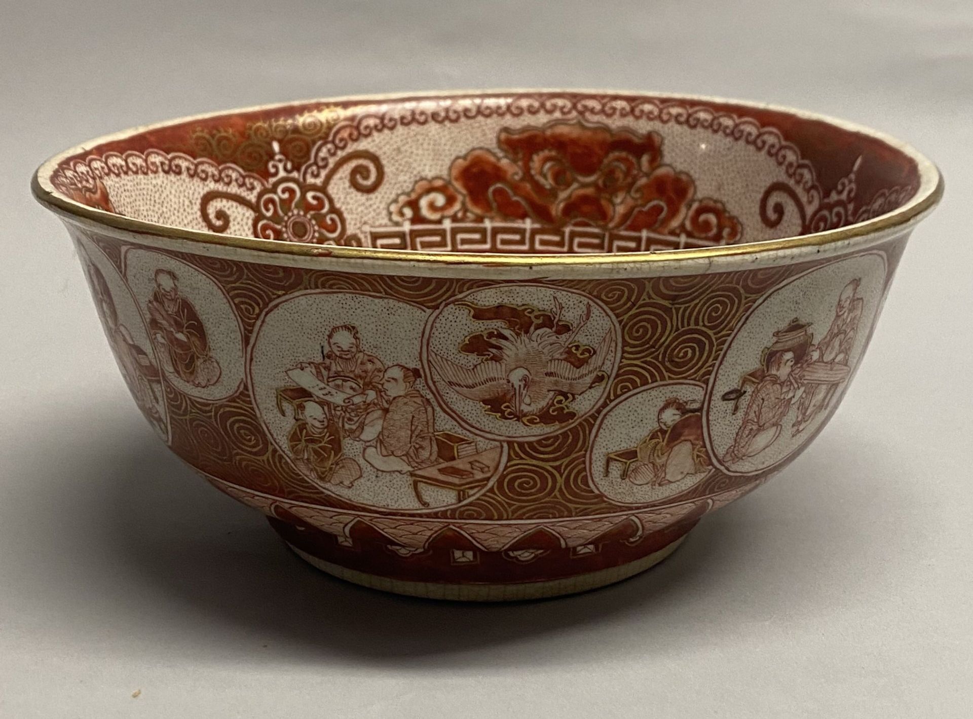 Null 红色古谷珐琅彩瓷大碗，日本，19 世纪
底部装饰一位被年轻弟子簇拥的学者，外部装饰螺旋背景上的各种学者活动（音乐、绘画等），底部刻有 "久谷 "以及签&hellip;