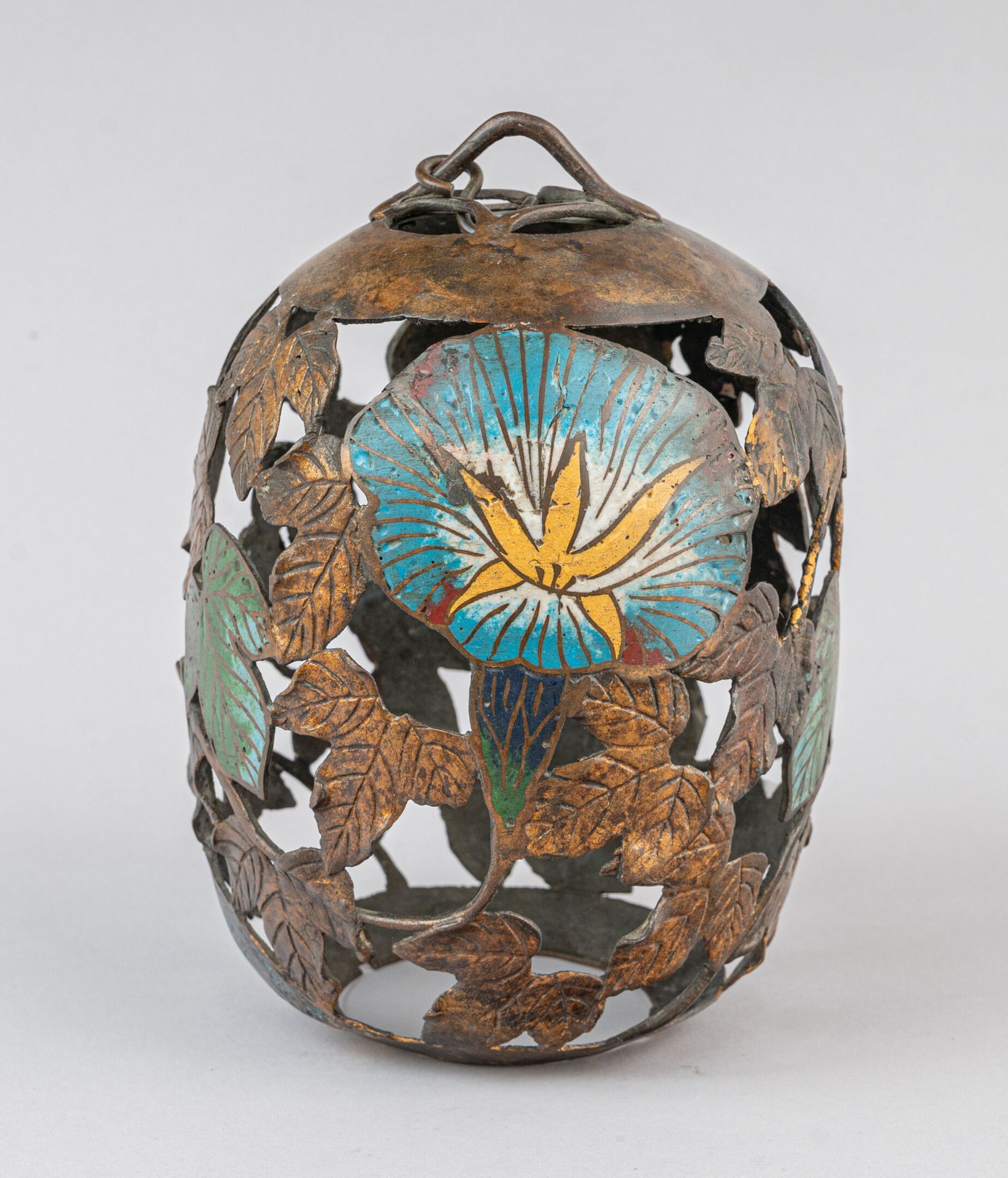 Null 青铜灯笼，日本，20 世纪早期
镂空卵形灯笼，饰有叶子和花朵（蓼属植物），部分为彩色珐琅，带挂钩。 
H.27.5 厘米