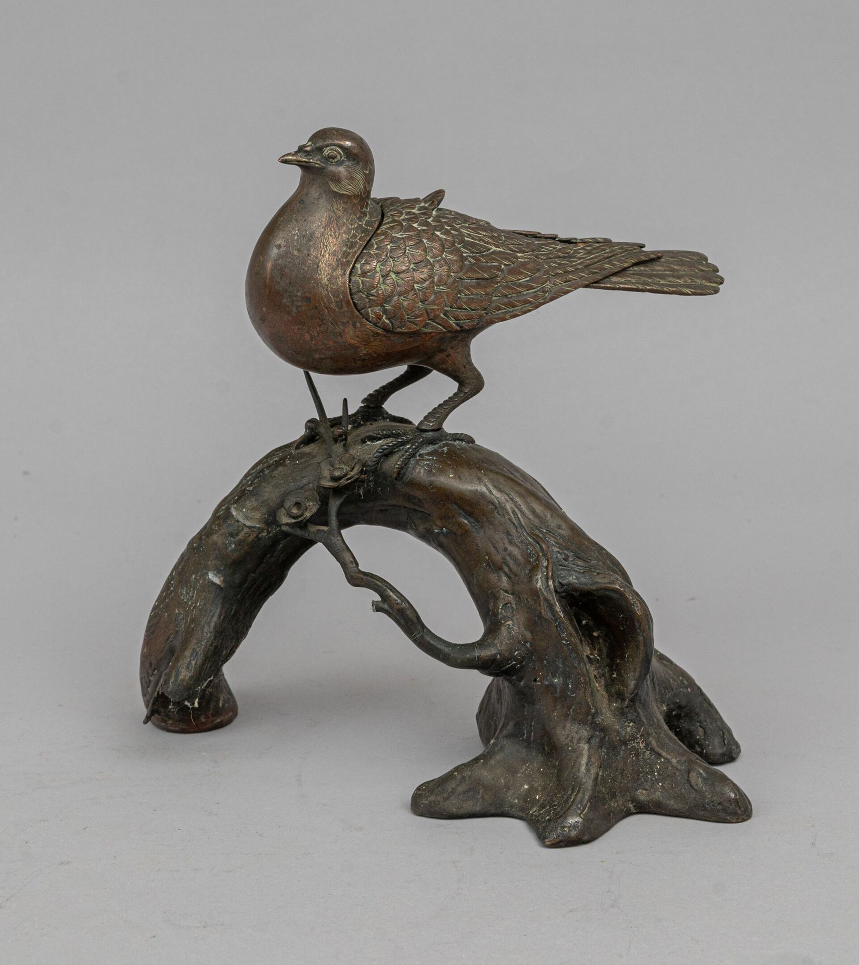 Null 青铜香炉，日本，明治时期（1868-1912 年）
表现的是一只鸟（鸽子或鸽子类）栖息在梅花枝上，羽毛上有刻痕，盖子由其翅膀（有开口）形成。一只翅膀已&hellip;