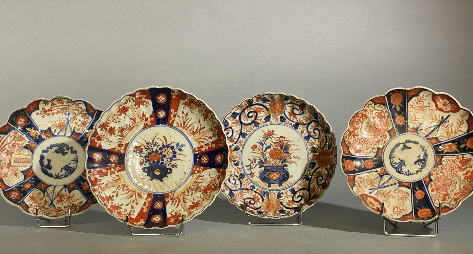 Null 四个小的伊万里珐琅瓷盘，日本，明治时期（1868-1912 年）
两只饰有花瓶，周围环绕着树叶或花园；两只饰有冬日三友，周围环绕着凤凰或鹅和松鼠。两个&hellip;