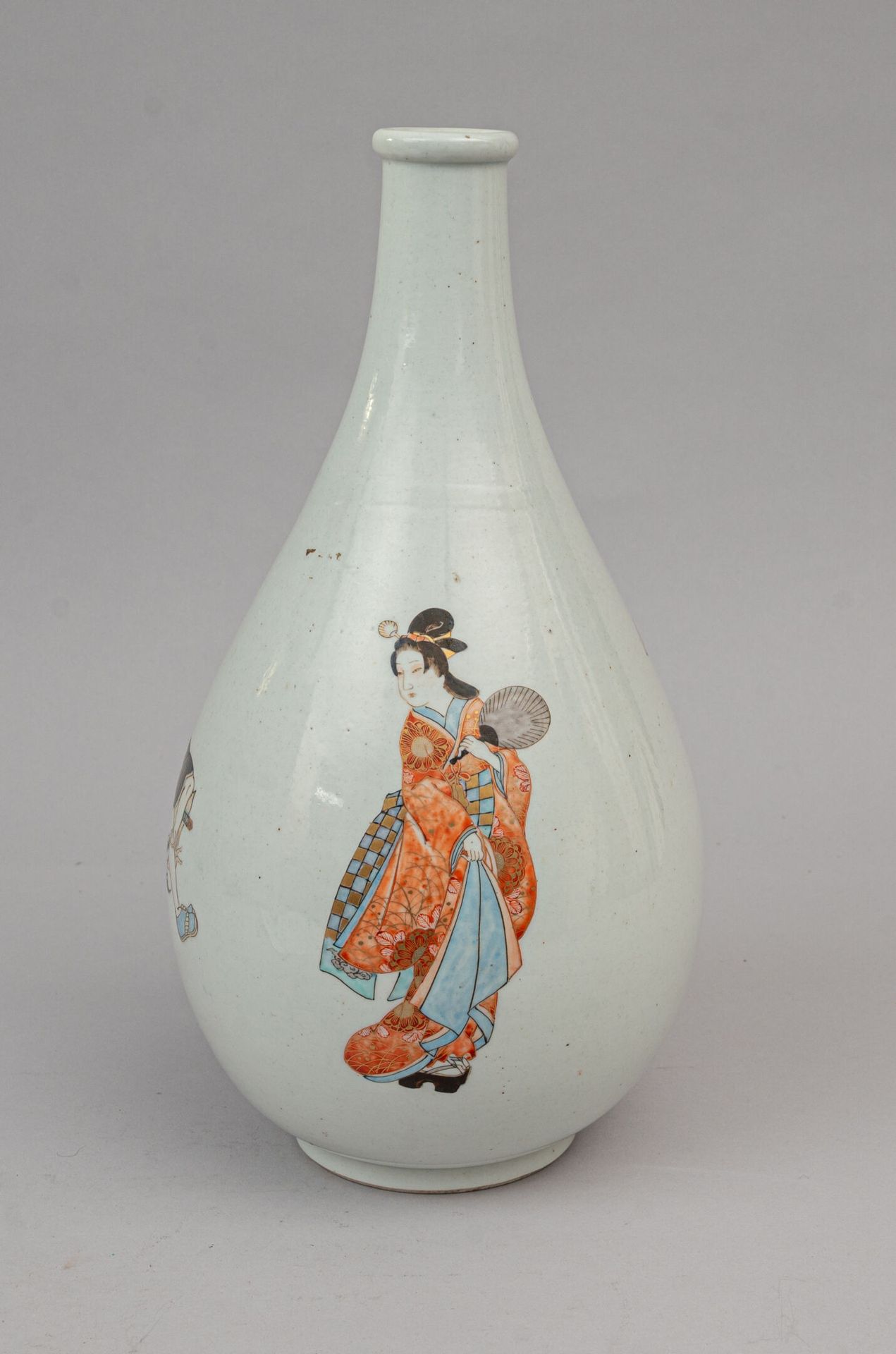 Null 珐琅彩瓷瓶花瓶，日本，明治时期（1868-1912年） 
梨形，瓶身饰三个人物，一个身着红色和淡蓝色和服的女子手持扇子，另两个男子似乎在跳雀舞，其中一&hellip;
