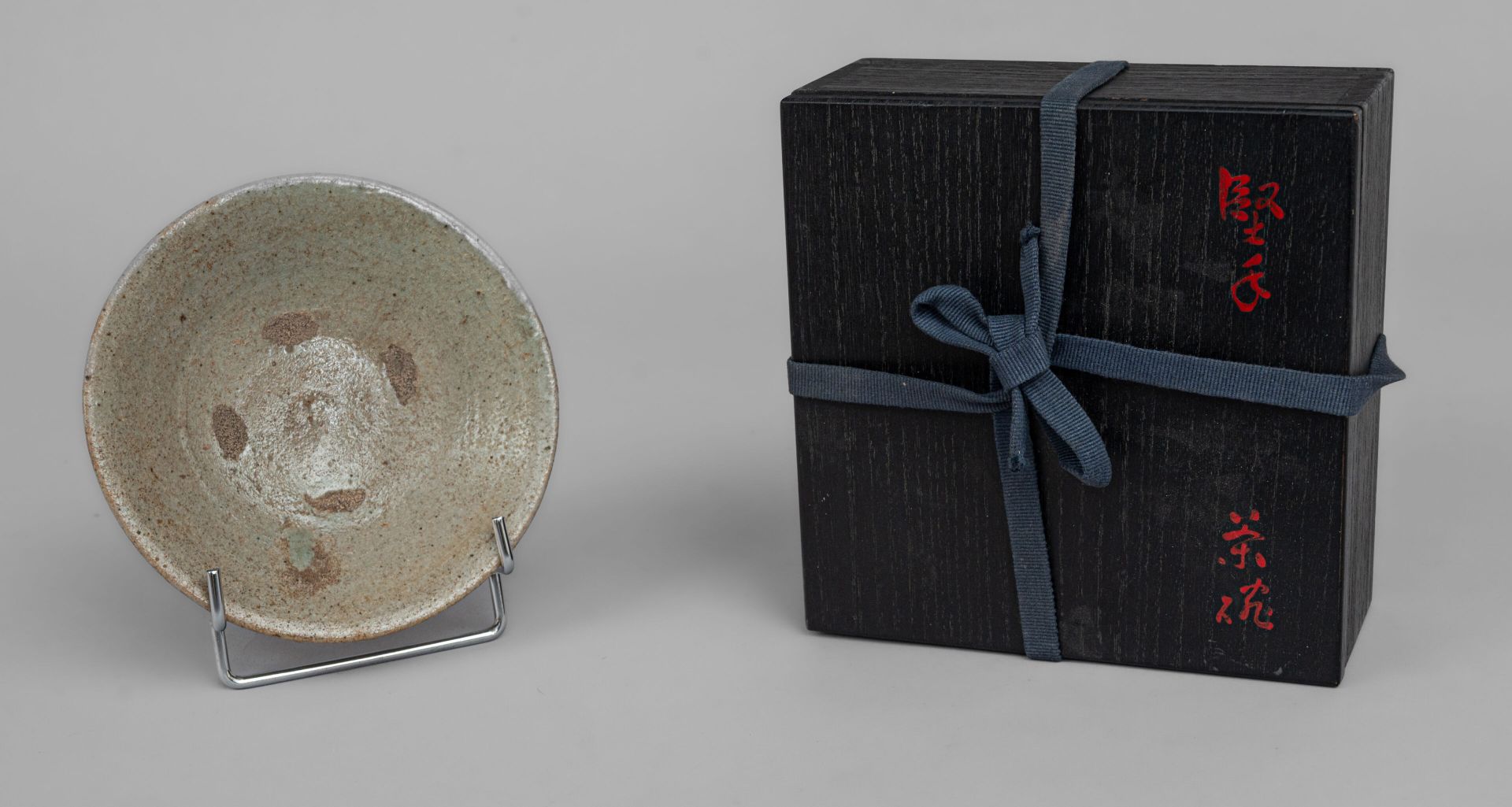 Null 文清釉石器茶碗，朝鲜，16 世纪
圆形，外撇，浅口，灰绿色青瓷釉，下面有较厚的水滴，碗底有四道釉痕，小圆底上有四道较深的土痕，有黑色木盒
直径 14 &hellip;