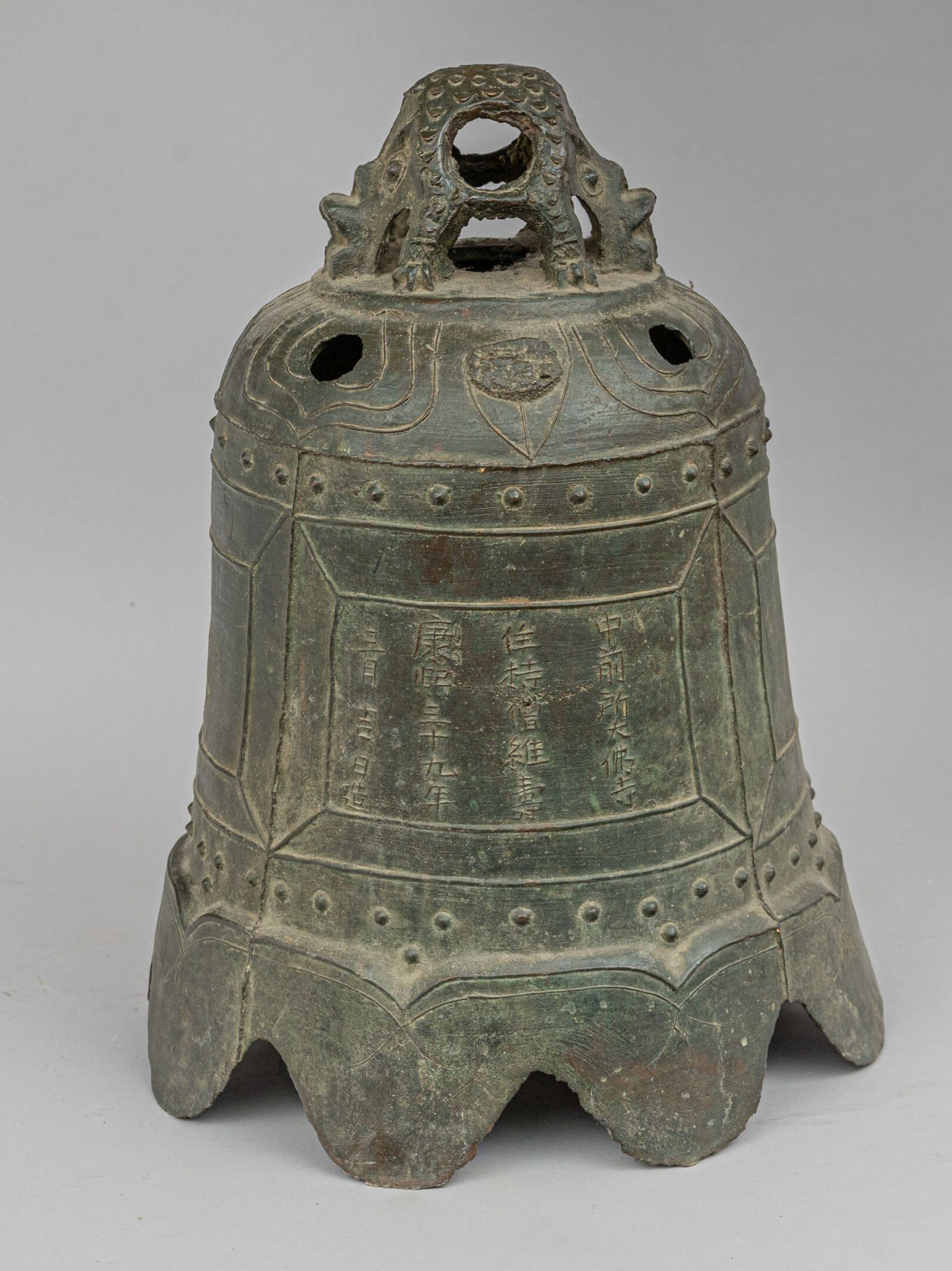 Null Cloche de temple en bronze, Chine, dynastie Qing, époque Kangxi, 1701
L'att&hellip;