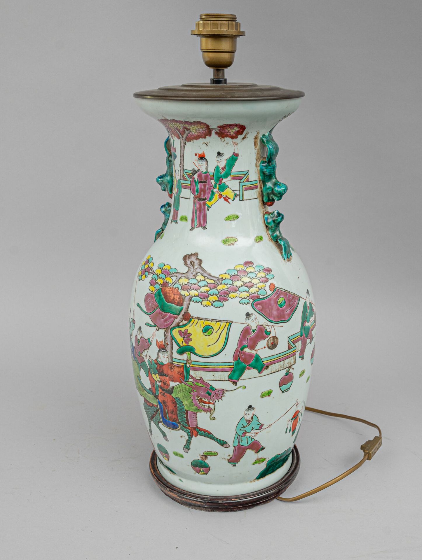 Null Vase en porcelaine émaillé polychrome, Chine, début du XXe siècle
De forme &hellip;