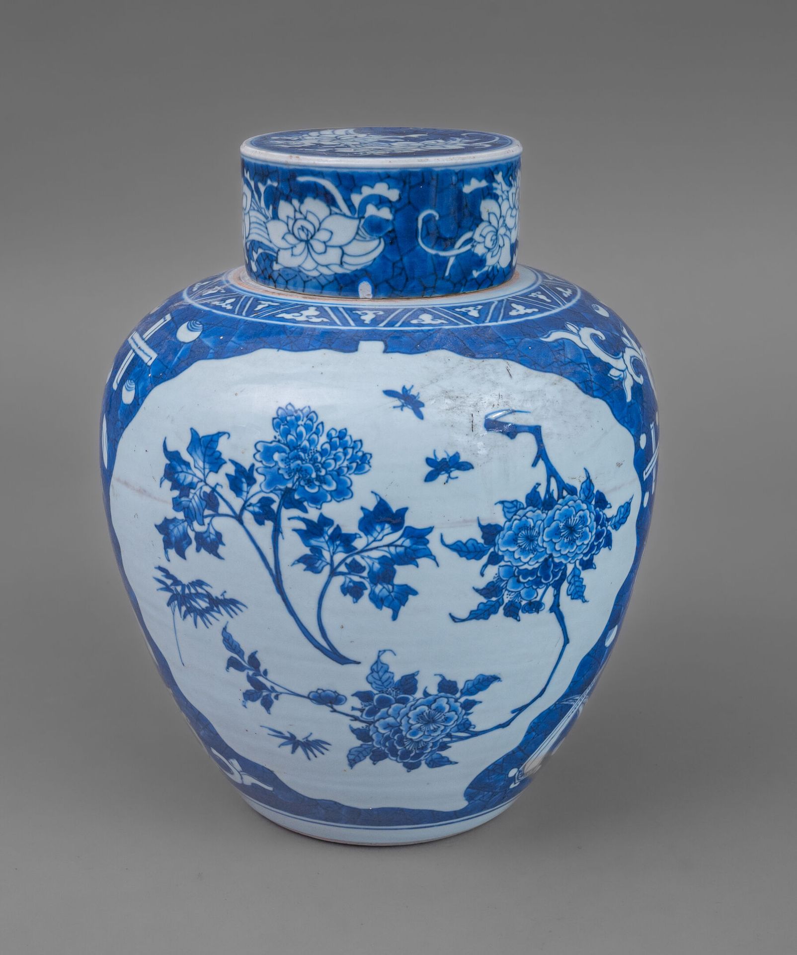 Null Vaso da zenzero coperto in porcellana bianco-blu, Cina, periodo Kangxi (166&hellip;