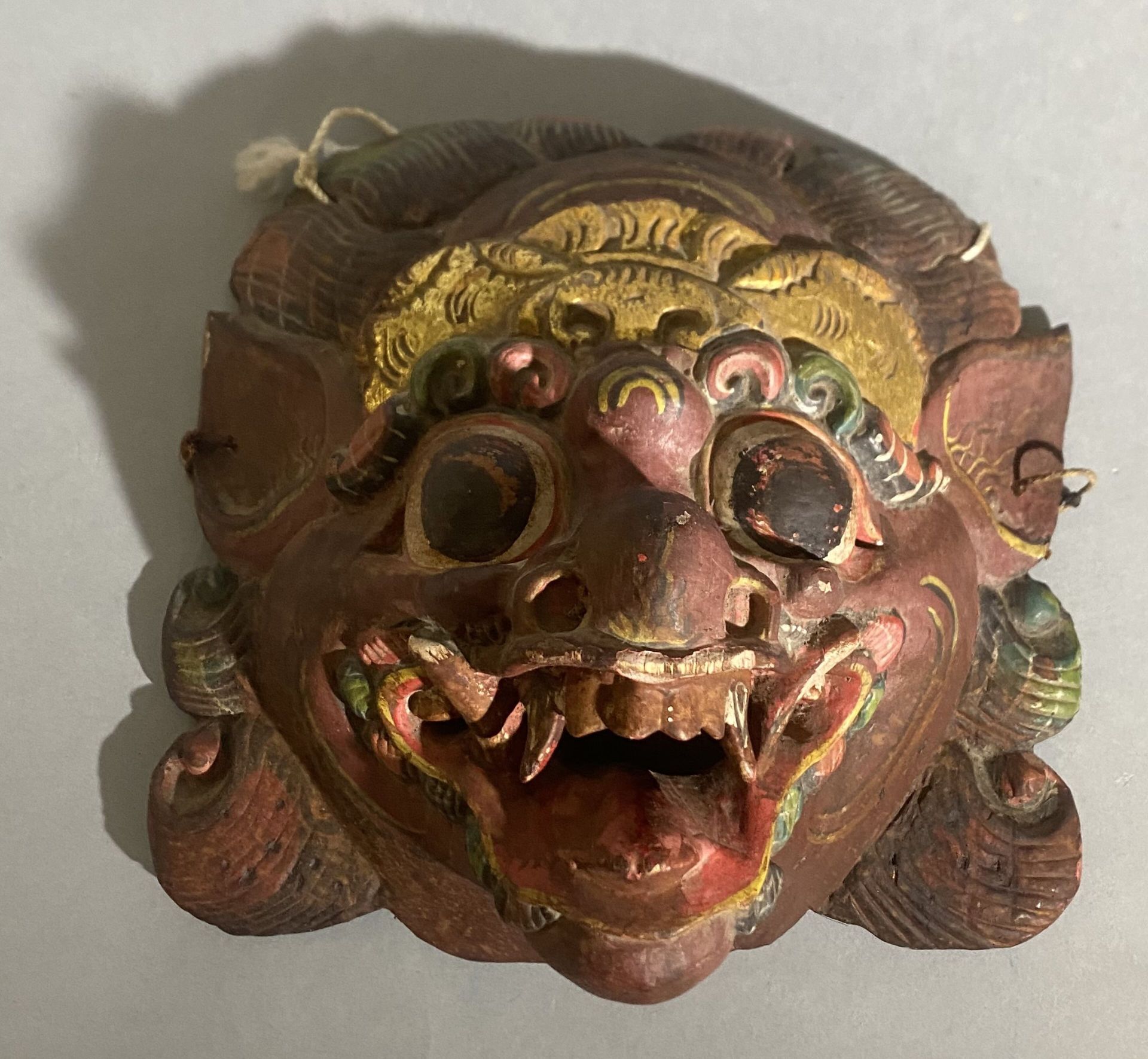 Null 多色木制托彭戏剧面具，印度尼西亚巴厘岛
代表红皮肤的巴塔拉卡拉神，露出獠牙，头戴金冠。有缺口和磨损 
H.22.5 厘米 - 24 厘米