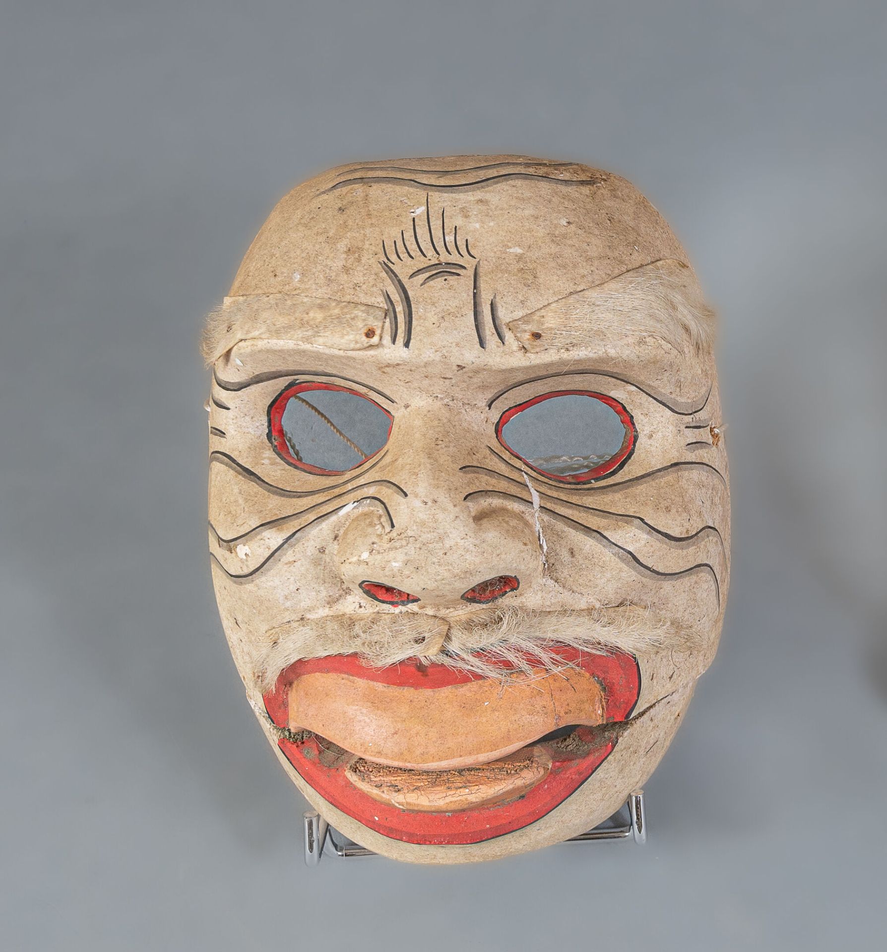 Null 木制彩绘戏剧面具，印度尼西亚巴厘岛
代表智慧化身的老人托彭图瓦，白色皮肤，眉毛和胡子上有白毛带。下巴后部被钉住，有裂缝，有磨损。
H.19.5 厘米 &hellip;