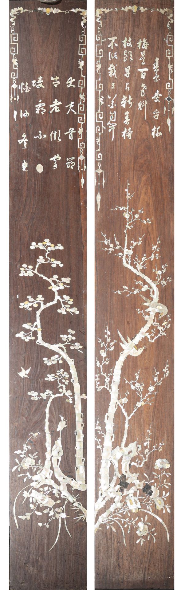 Null 一对镶嵌珍珠母的木板，印度支那/越南，20 世纪早期 
长方形，竖向，镶嵌有书法诗歌，上部为蝙蝠和雷文的中楣，下部为植物、鸟类和岩石，其中一块围绕着一&hellip;