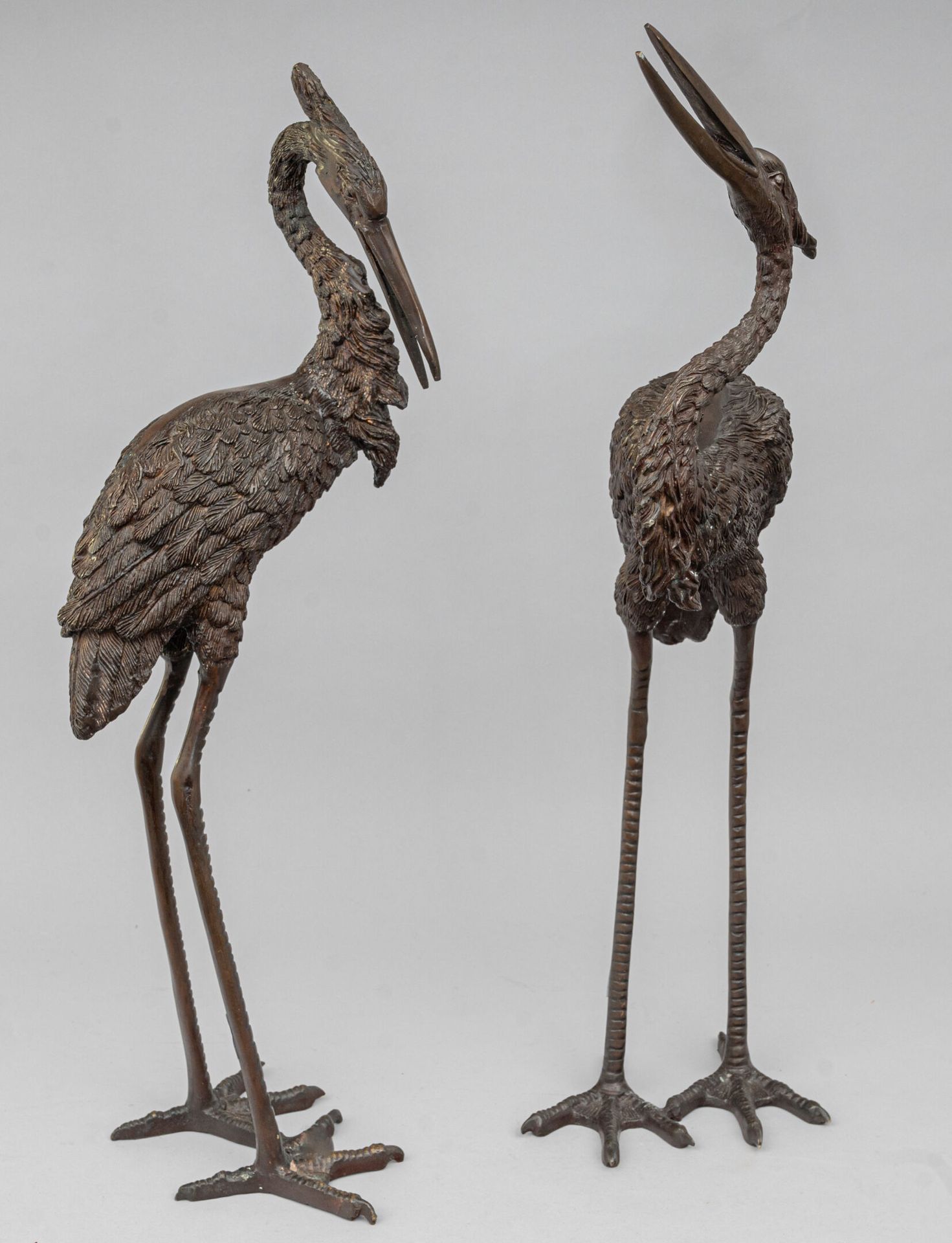 Null 一对铜鹤，日本，20 世纪早期
高脚站立，张嘴，一只昂首向天，另一只低头，漆黑色。有轻微磕碰和缺口。
H.79 厘米