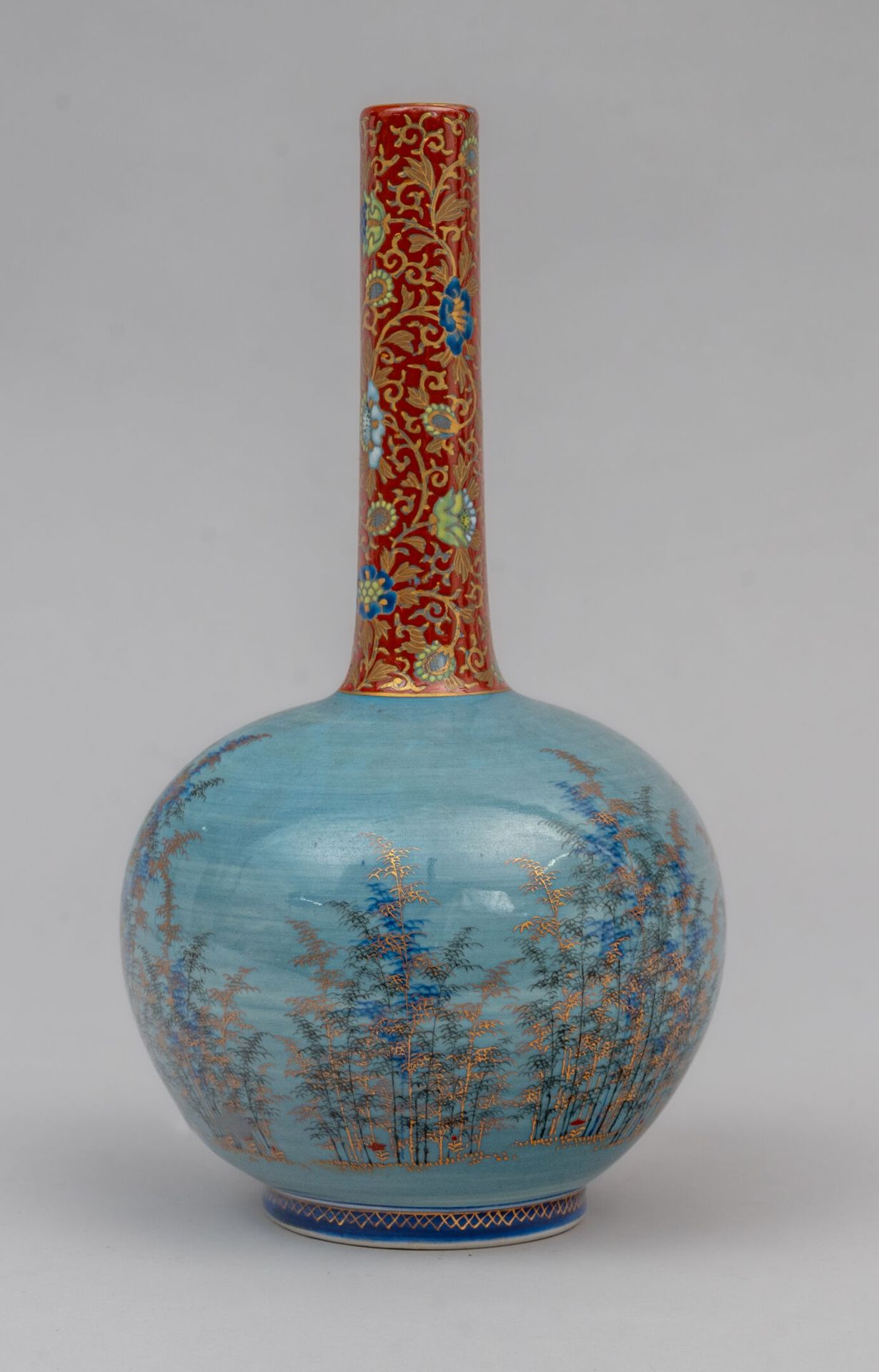 Null 瓷瓶花瓶，日本，明治时期（1868-1912 年）
球形瓶身在浅蓝色背景上饰有金色、钴蓝色和绿色竹子的珐琅装饰，狭长的瓶颈在红色背景上饰有金色花卷，底&hellip;