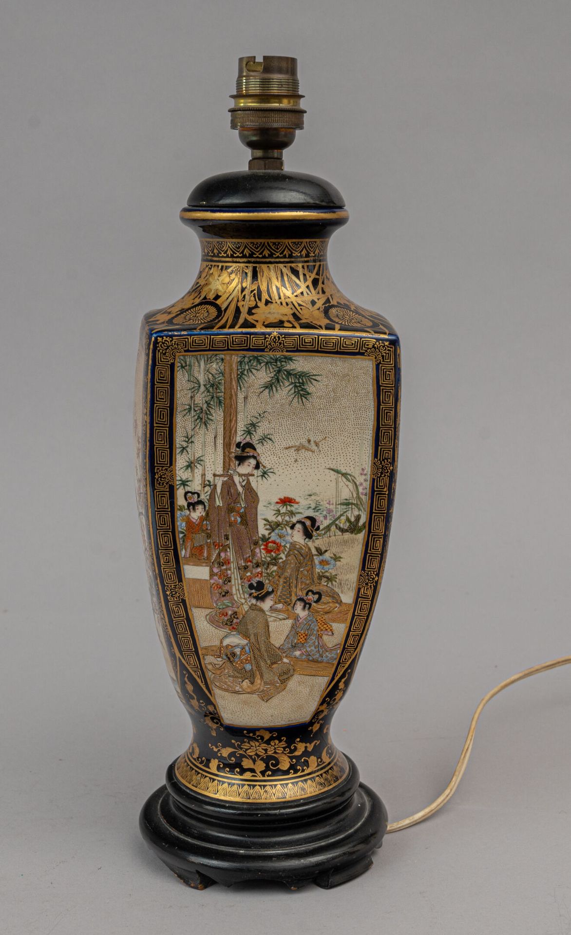 Null 萨摩陶瓶，日本，明治时代（1868-1912 年）
瓶颈和瓶底呈圆形，但肩部呈方形，装饰有四个大型场景，其中两个是具象的（花园中的妇女在紫藤或竹子间）&hellip;