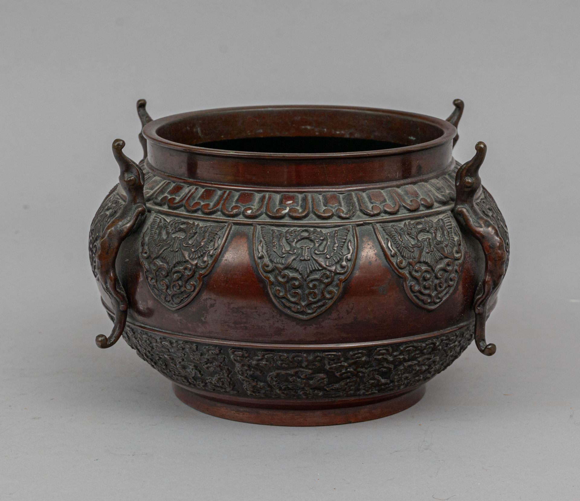 Null Vase en bronze, Japon, XIXe siècle
A large ouverture, le décor en relief d'&hellip;