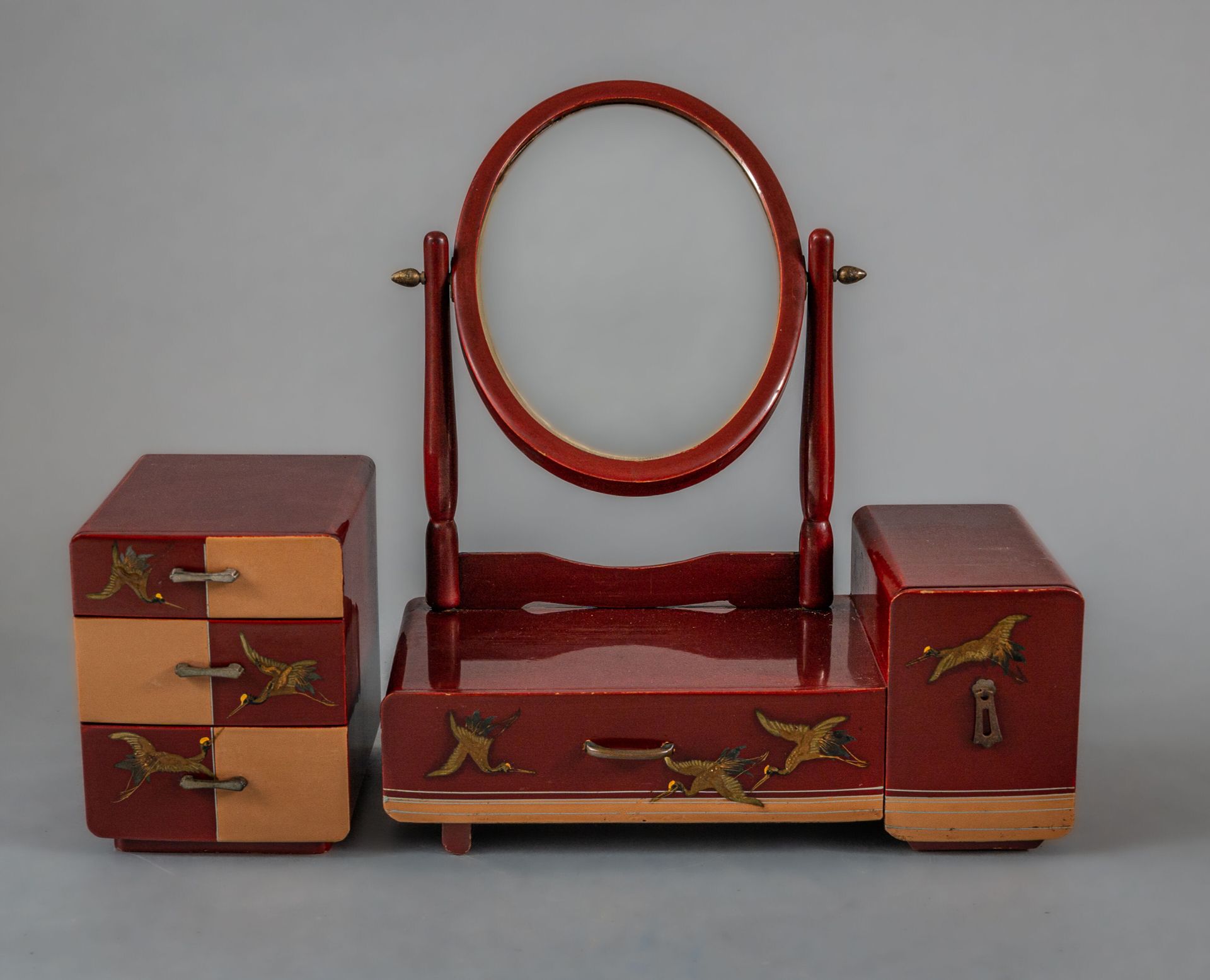 Null 漆器马桶组，日本，20 世纪上半叶
包括梳妆台、抽屉上方的椭圆形镜子、侧面的另一个抽屉以及一个带三个抽屉的小柜子，均为酒红色和橙红色漆器，饰有金色和黑&hellip;