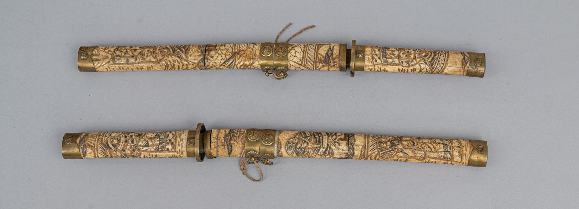 Null 一对和刀，日本，明治时代（1868-1912 年）
它们的骨座上刻有人物装饰，渊镜和其他铜合金装饰物上装饰有纹章（mon），刀刃部分氧化。
长 47 &hellip;