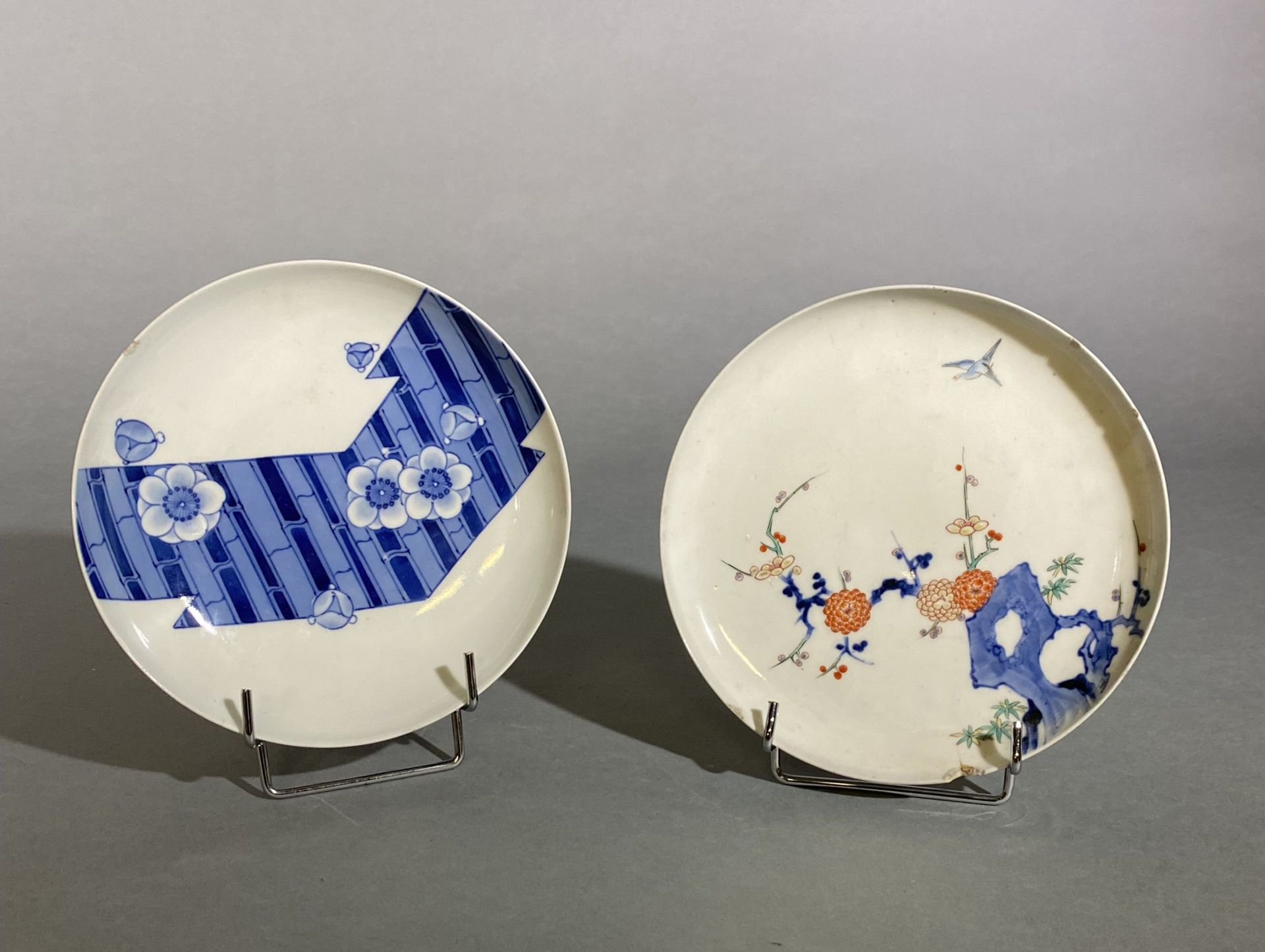 Null 两个小瓷盘，日本，明治时期（1868-1912 年）
一个瓷盘上有柿右卫门珐琅彩装饰，图案为岩石上的梅花和菊花，还有一只飞翔的鸟，底座上有 "福喜长顺&hellip;