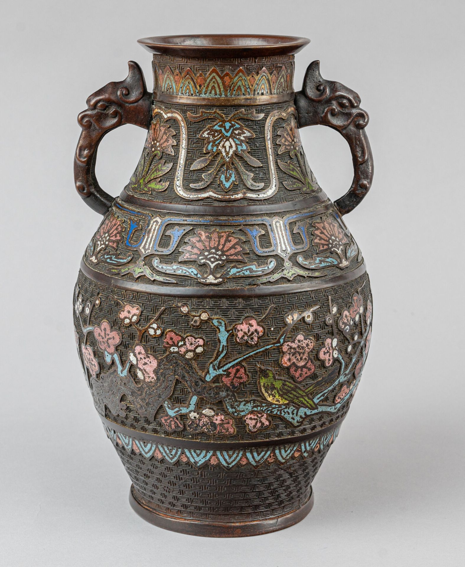 Null 青铜和内填珐琅花瓶，日本，19 世纪
古风造型，饰有梅花枝上的小鸟和莲花，把手饰有奇美拉头
H.31 厘米 
珐琅磨损
明代印章