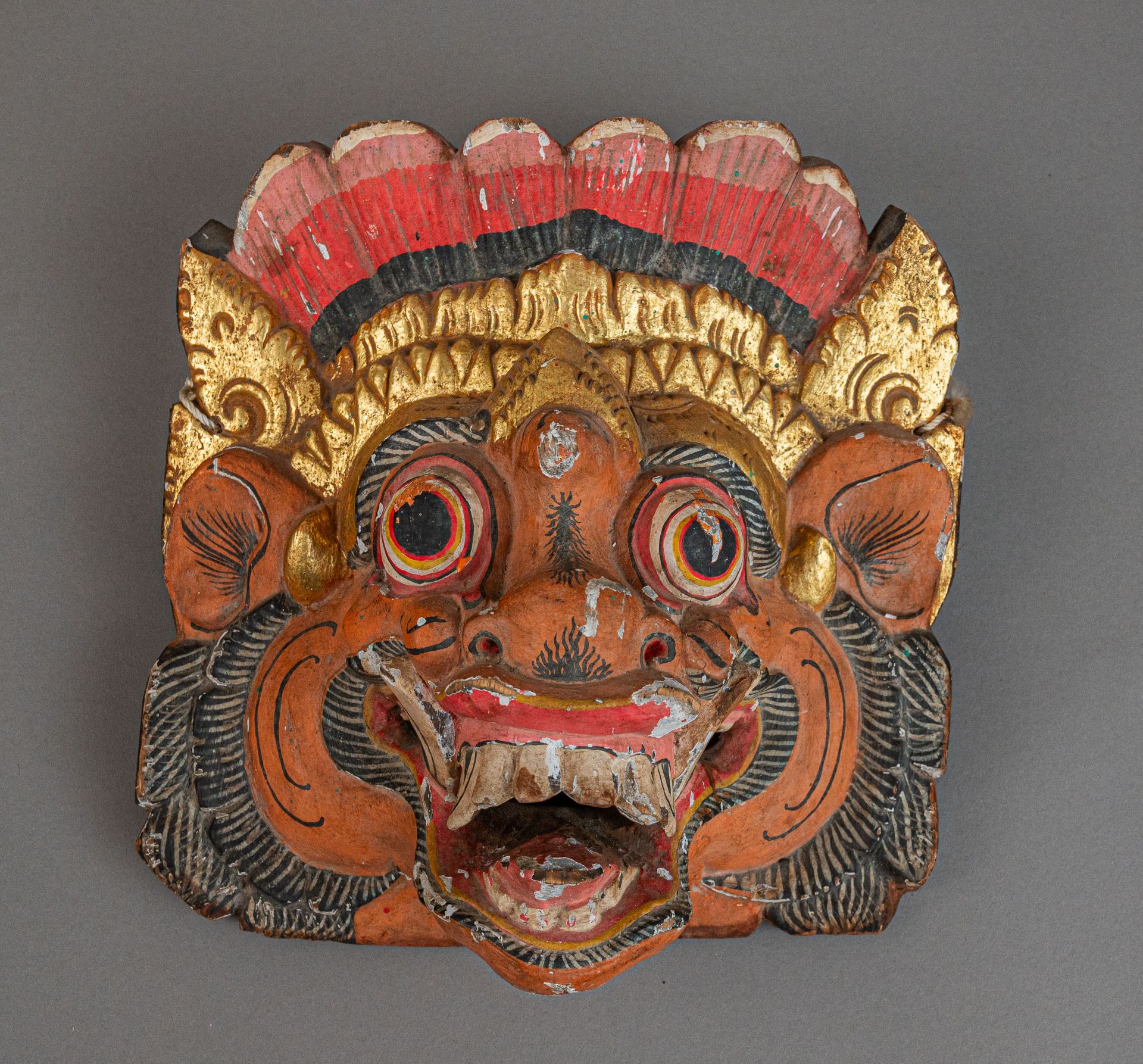 Null 多色木制托彭戏剧面具，印度尼西亚巴厘岛
代表 Karang Asti，赭色皮肤，张开嘴巴，头戴金冠。
有缺口和磨损。
H.25.5 厘米 - 26 厘&hellip;