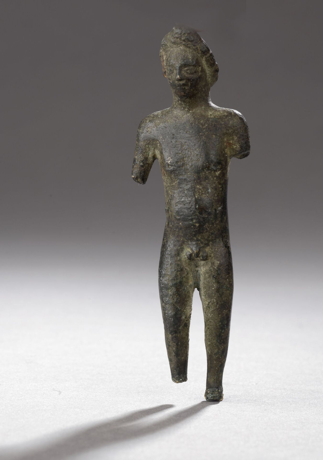 Null 一个站立的无须裸体男子雕像，可能是阿波罗 
青铜质地，有光滑的绿色铜锈 
脚和手臂缺失 
加洛罗马艺术，公元 2-3 世纪 
H.长 10 厘米