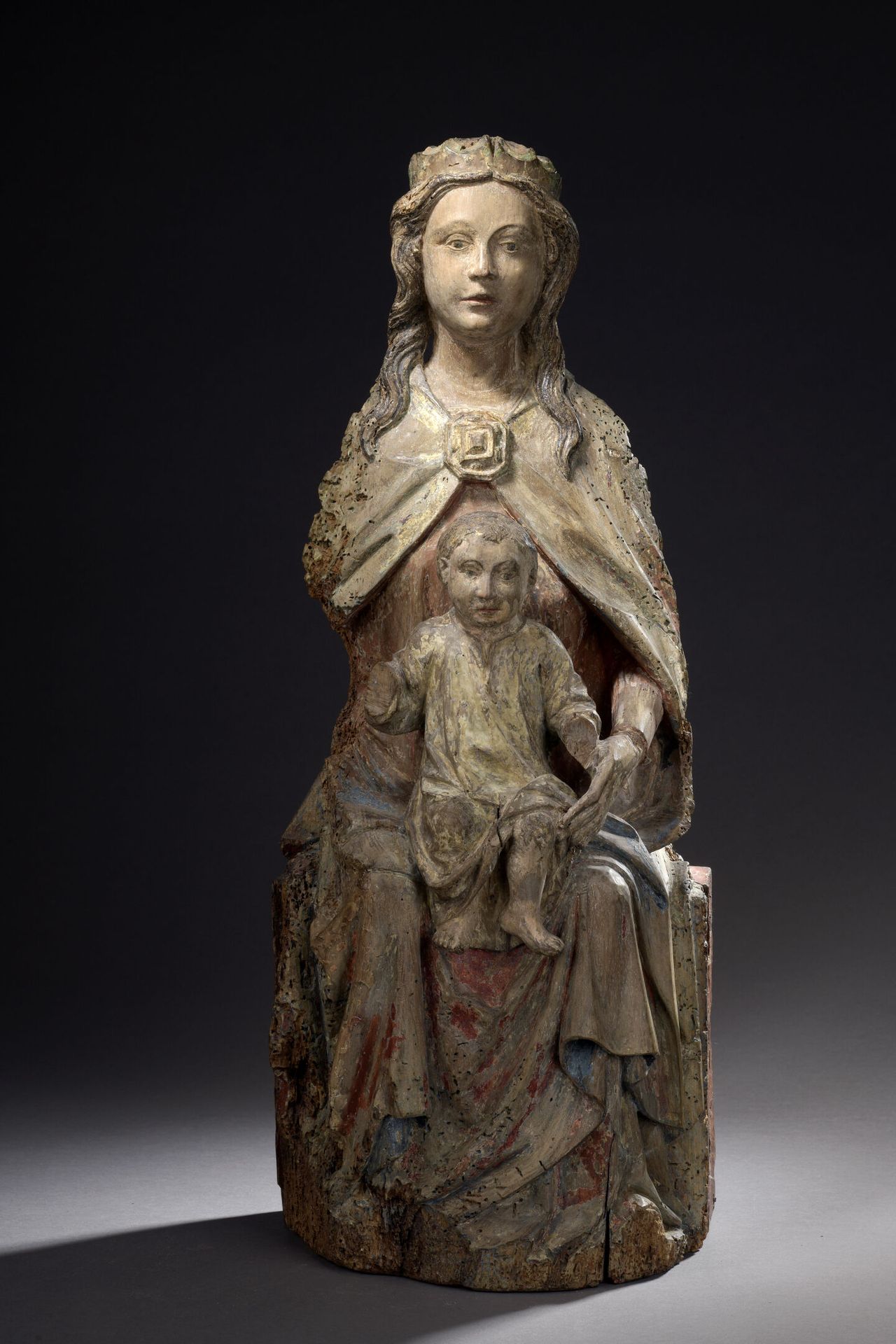 Null 法国中部，15 世纪下半叶 
被称为 "Sedes Sapientiae "的圣母和圣婴坐像
多色木质贴花高浮雕
H.61 厘米 AL-EJ
有损坏、&hellip;