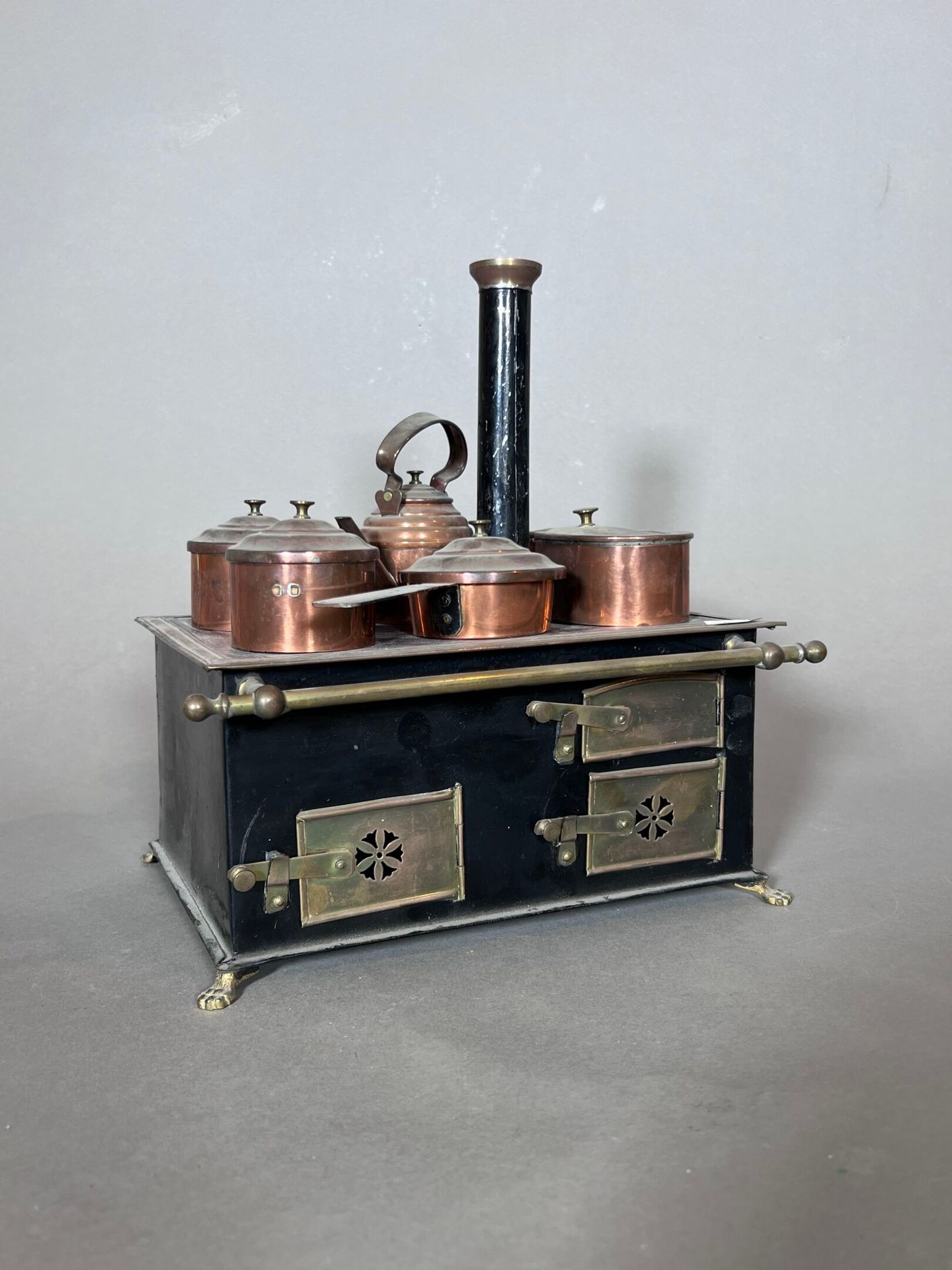 Null 一套 4 个炊具，包括
- 金属板和黄铜的厨房炊具，1900 年，爪脚，带两个烤箱 - 烟灰缸 - 包括鱼锅在内的配件 - 水壶 - 炖锅和壁炉。
H&hellip;
