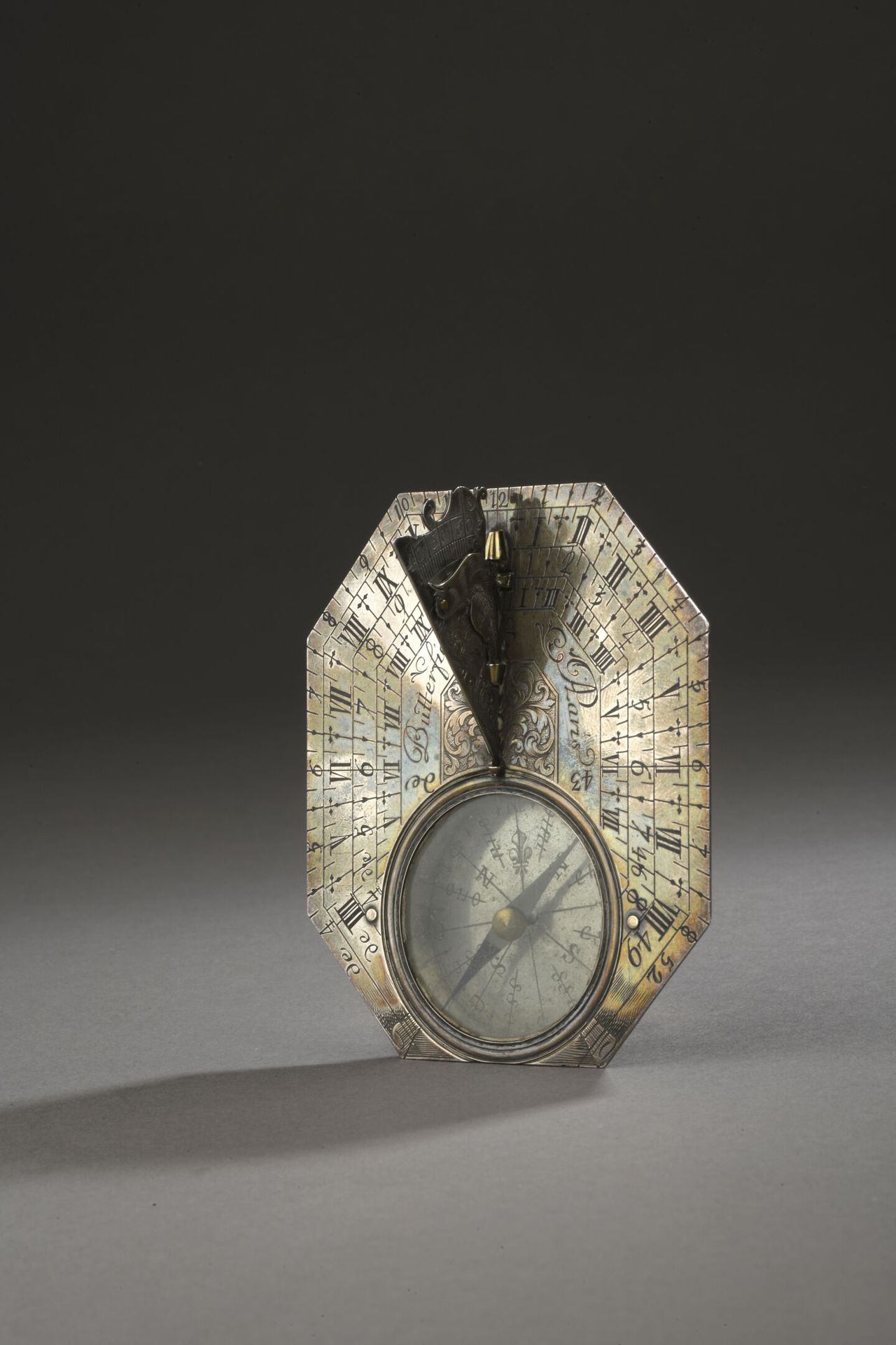 Null 便携式水平 "巴特菲尔德 "日晷，署名 "Butterfield AParis"，约 1700 年。
银质（千分之八百）
H.8 厘米 - 6.5 厘&hellip;