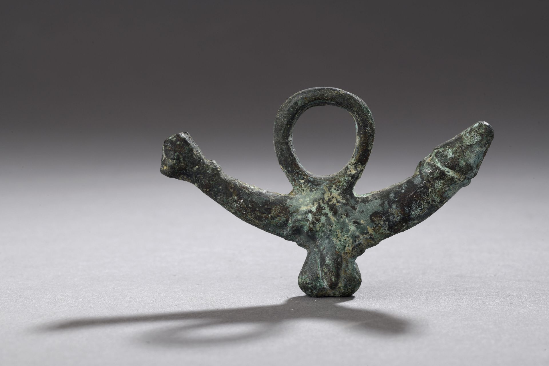 Null Triphales Amulett 
Bronze mit grüner, leicht krustiger Patina. 
Römische Ku&hellip;