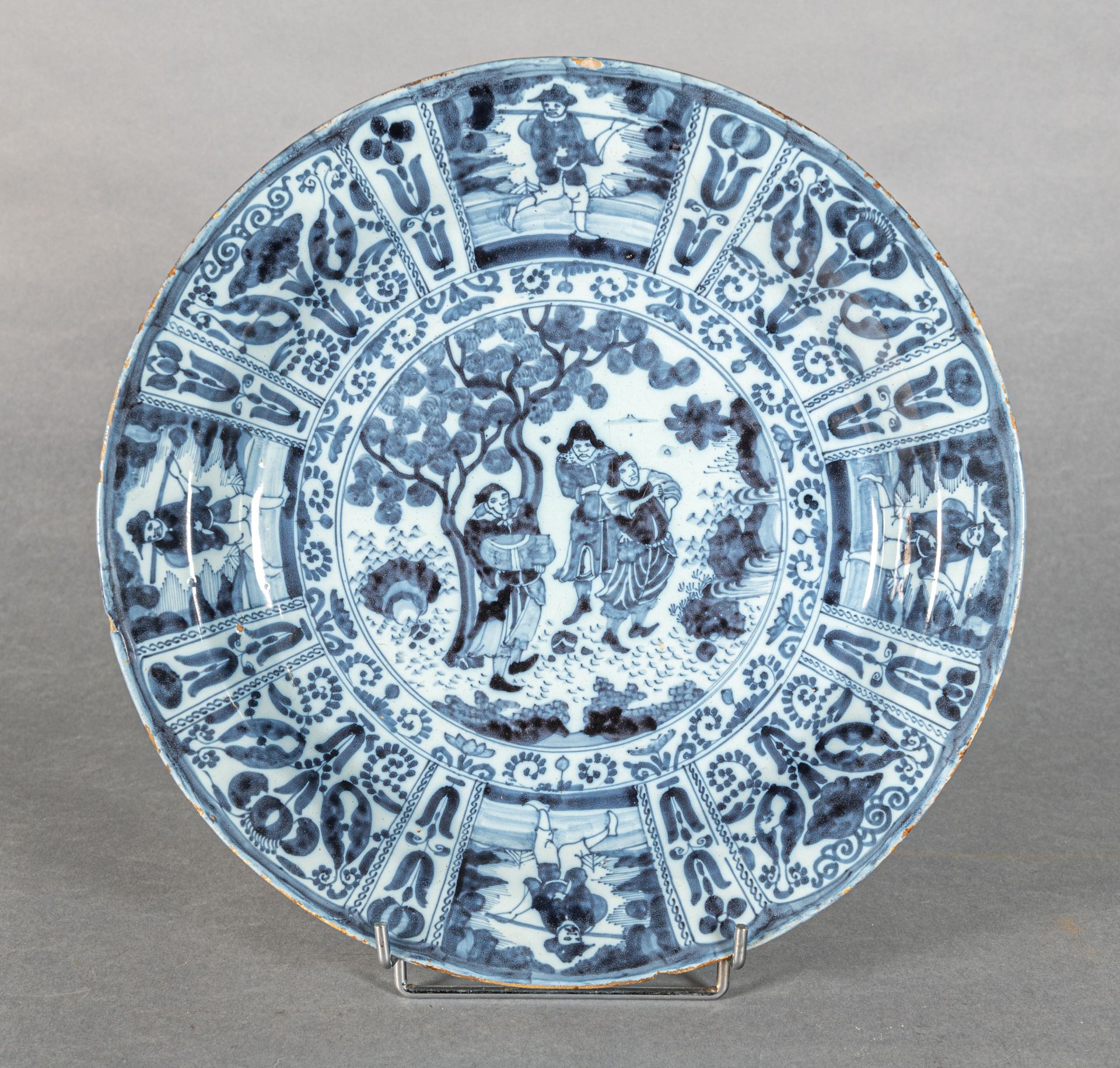 Null DELFT
Runde Platte aus Steingut mit bläulichem Hintergrund, dekoriert in bl&hellip;