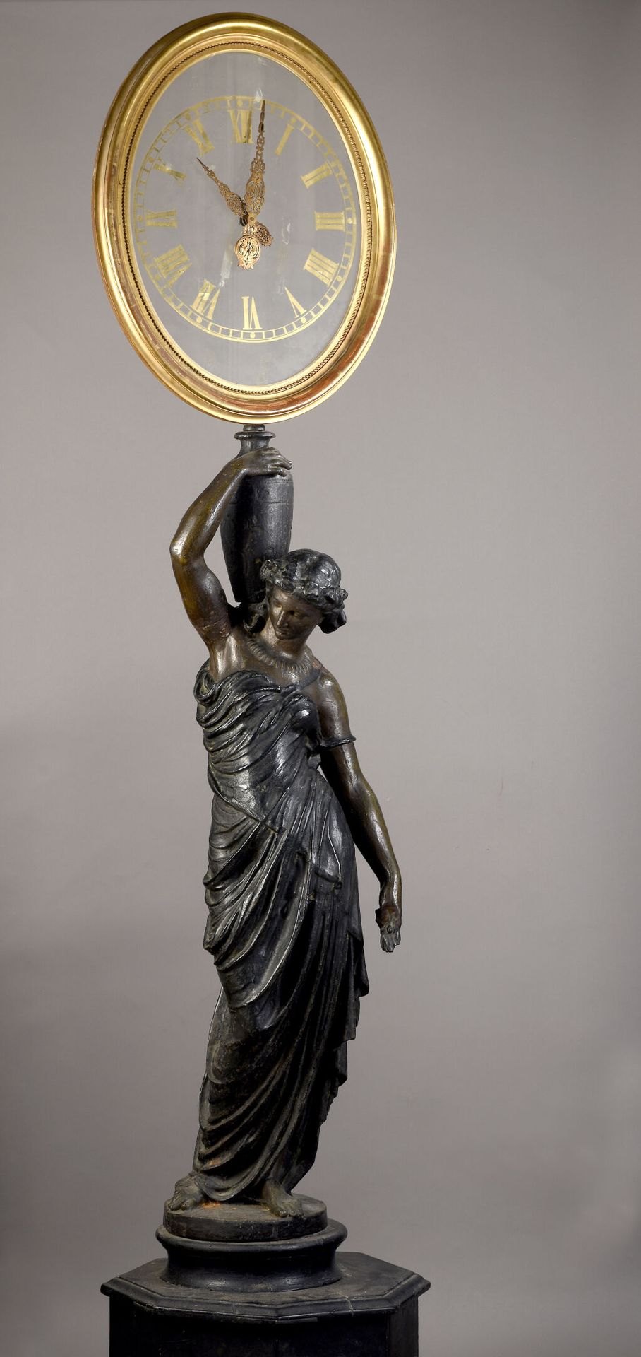 Null 瓦尔-德奥斯内铸造厂，19 世纪晚期，根据马图林-莫罗（1822-1912 年）的模型创作
年轻女孩
铸铁雕像，顶部是一个 "神秘 "的大钟（带回）。&hellip;