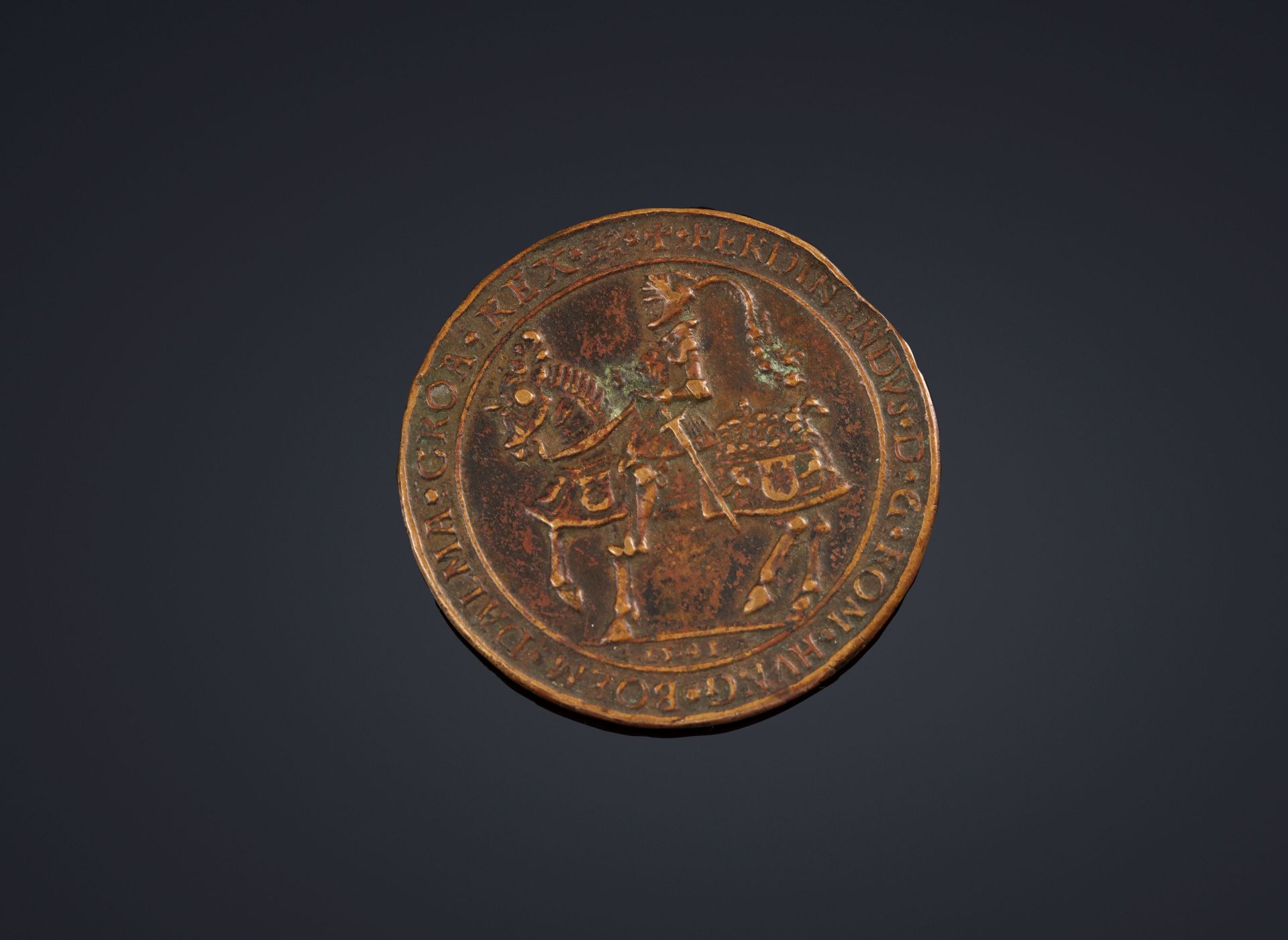 Null 奥地利大公斐迪南一世的铜牌，身着比赛礼服，骑在马上。日期：1541 年
后期铸造
长 5.1 厘米 

专家：Emmanuel SOUBIELLE -&hellip;