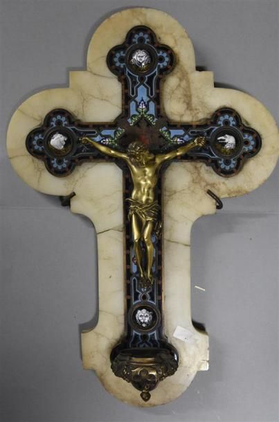 Null Crucifix en cloisonné, albâtre et cartouches d'émaux peints Fin du XIXe siè&hellip;