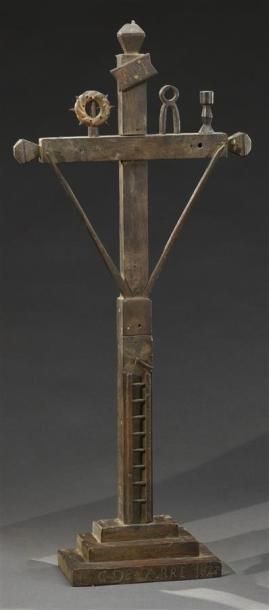 Null Croix de marinier en bois naturel sculpté ornée des principaux instruments &hellip;