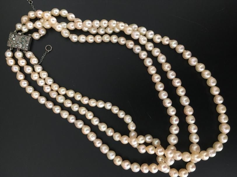 Null Collier à trois rangs de perles baroques en chute, fermoir en or gris 18 K &hellip;