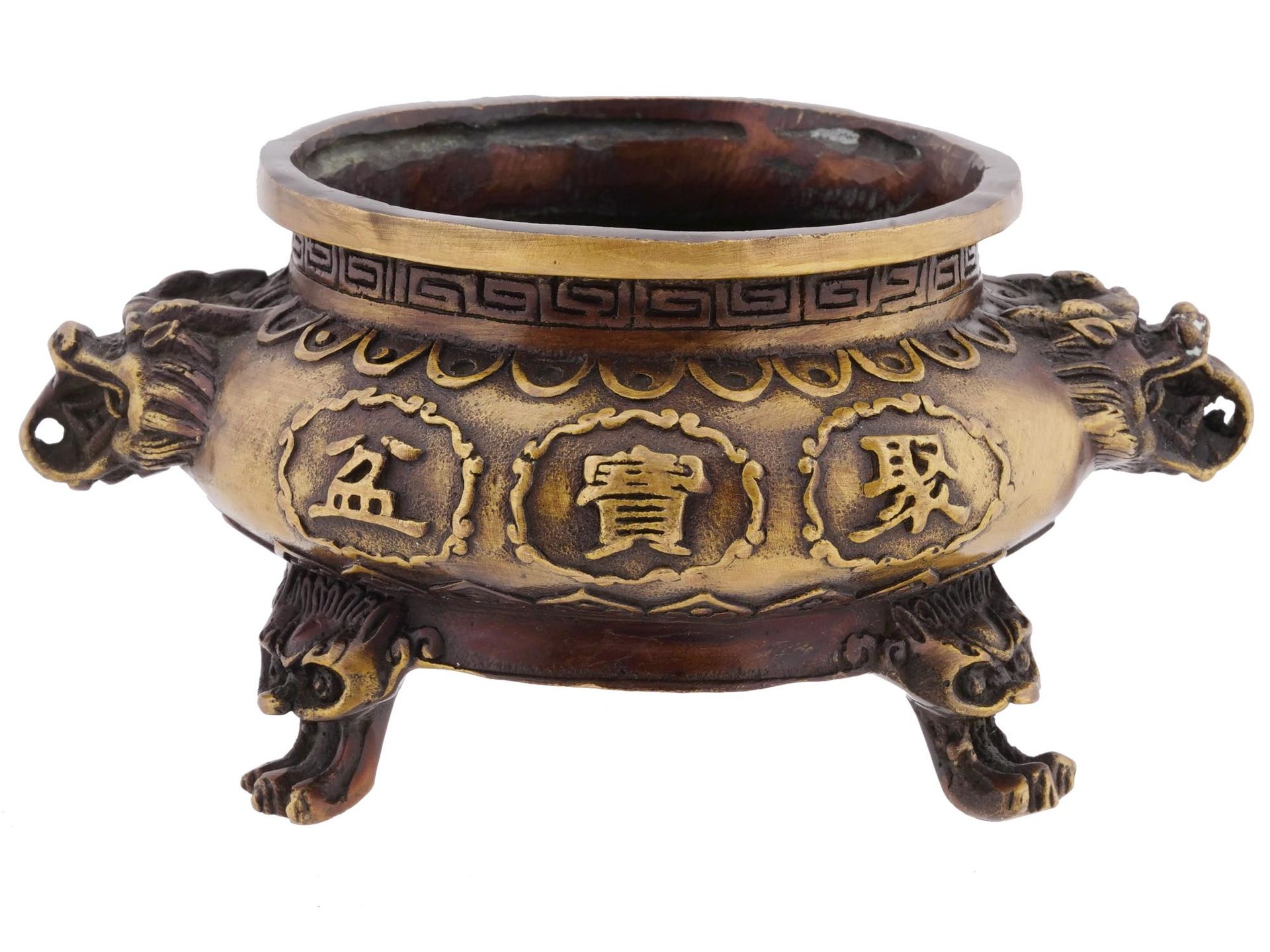 一件中国古董有底鎏金银铜香炉。器物外部饰有刻有象形文字的徽章和几何