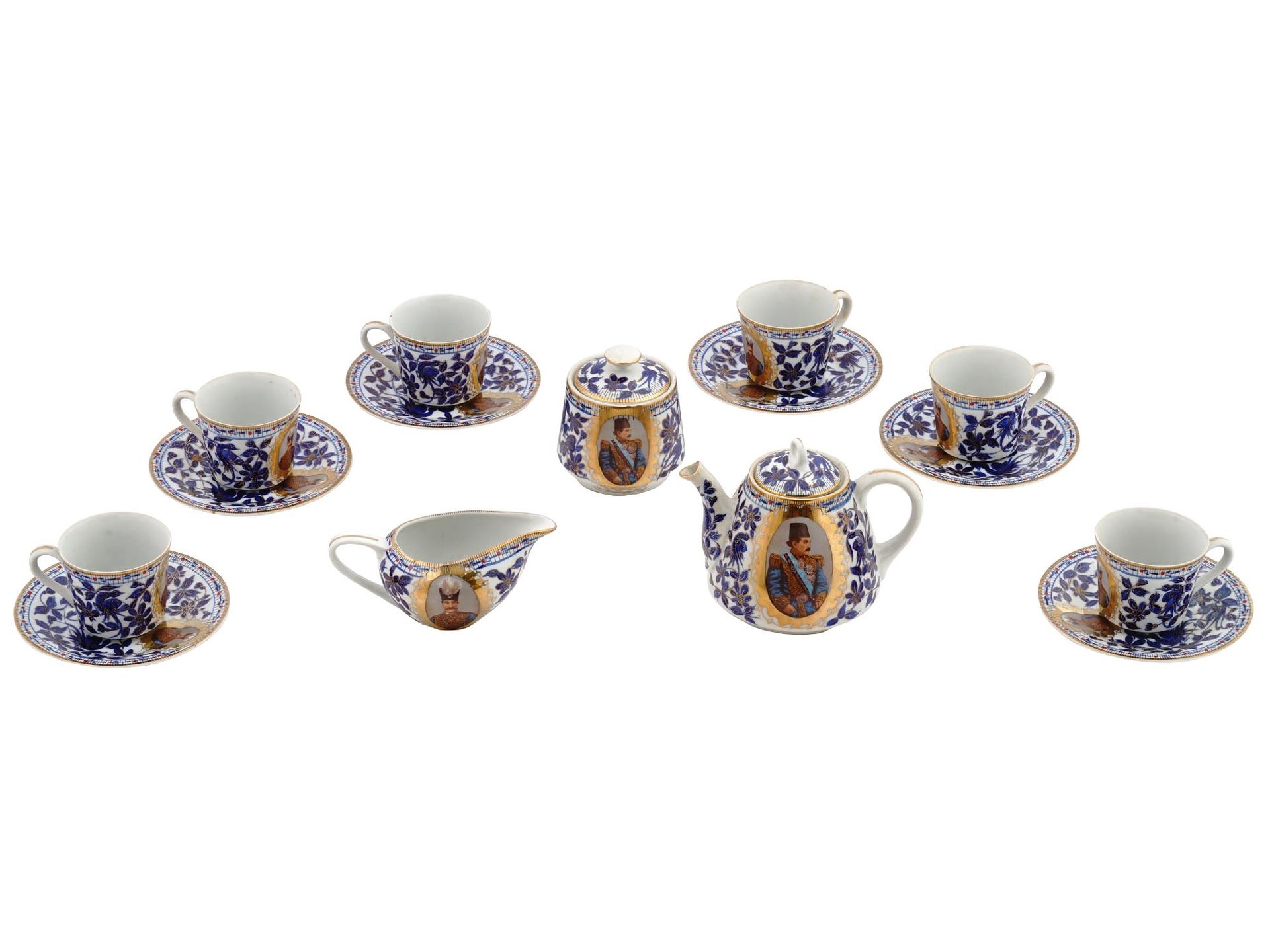 一套古色古香的优质茶具，包括六个瓷茶杯和茶托、一个奶精杯、一个糖碗