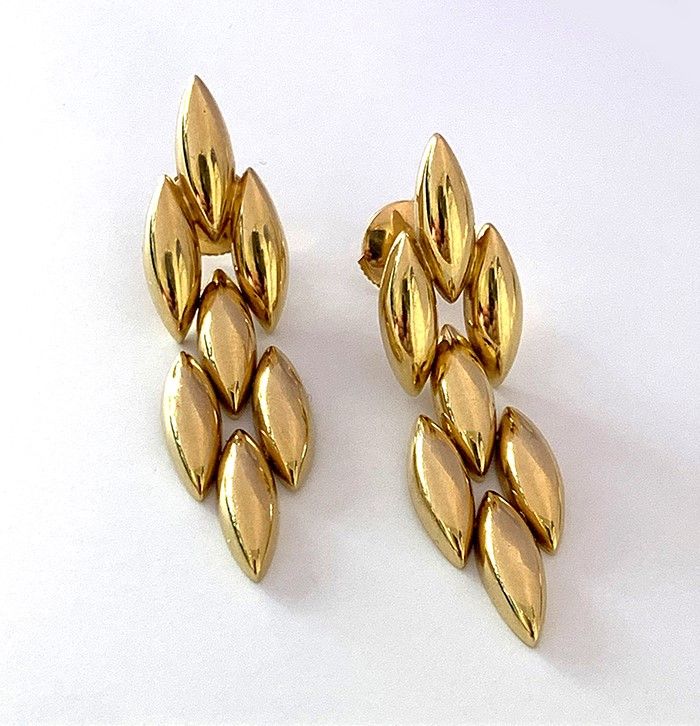 Null CARTIER, Paire de pendants d oreilles en or jaune 18k (750/°°), modèle Gent&hellip;