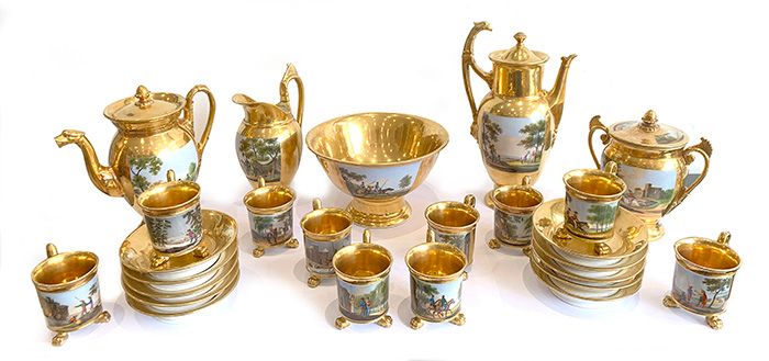 Null 巴黎瓷器茶和咖啡服务的一部分，金色背景和多色装饰，保留了军事和风俗场景，包括10个带爪足的三脚架杯，10个碟子，1个水壶，1个糖碗，1个茶壶（手柄修复&hellip;