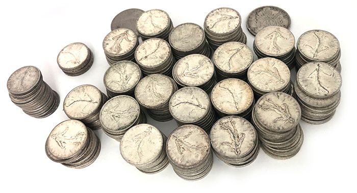 Null 244 silberne 5-Franc-Münzen, 1 belgische 5-Franc-Münze und eine 20-Franc-Mü&hellip;